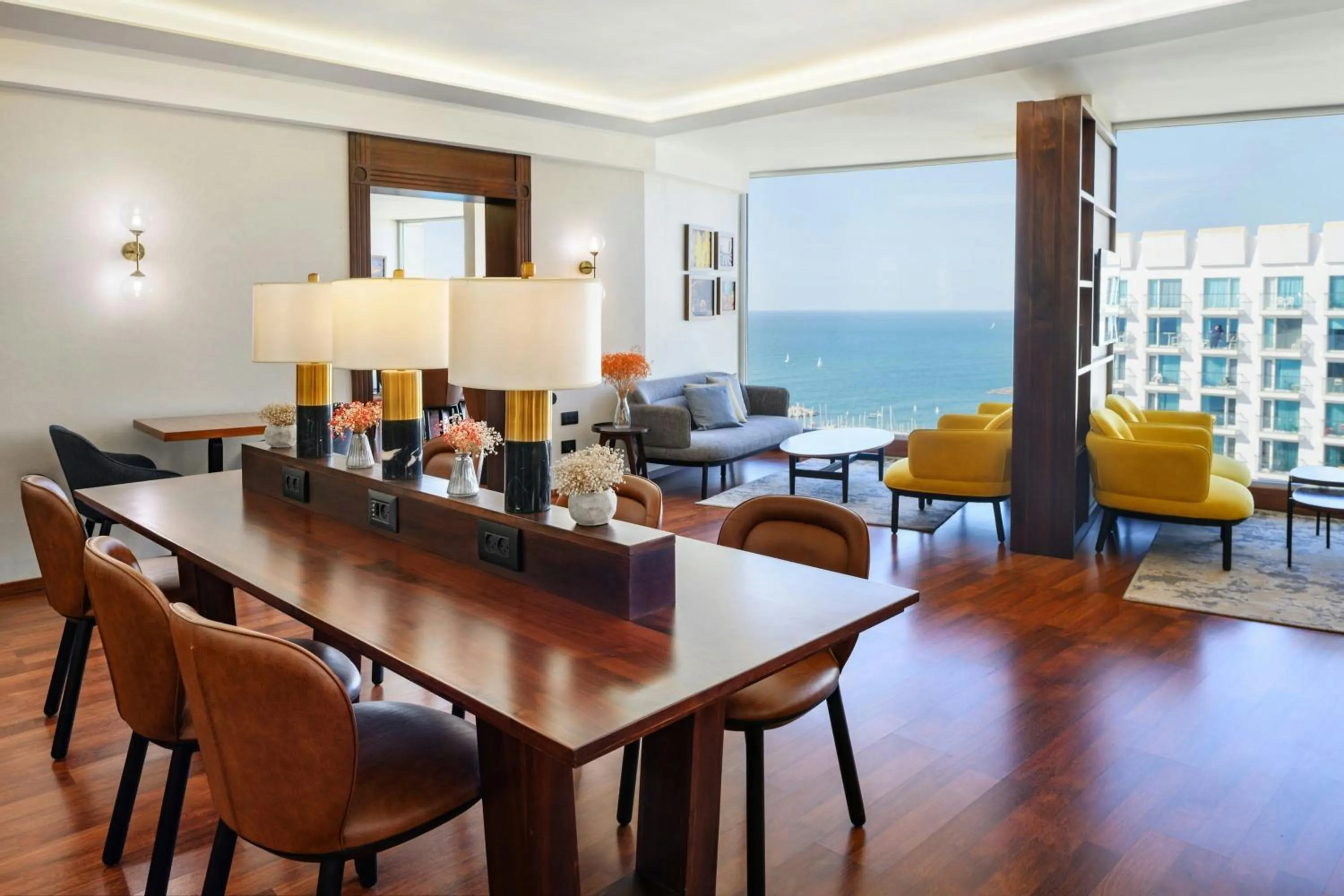 Lounge or bar in Renaissance Tel Aviv Hotel