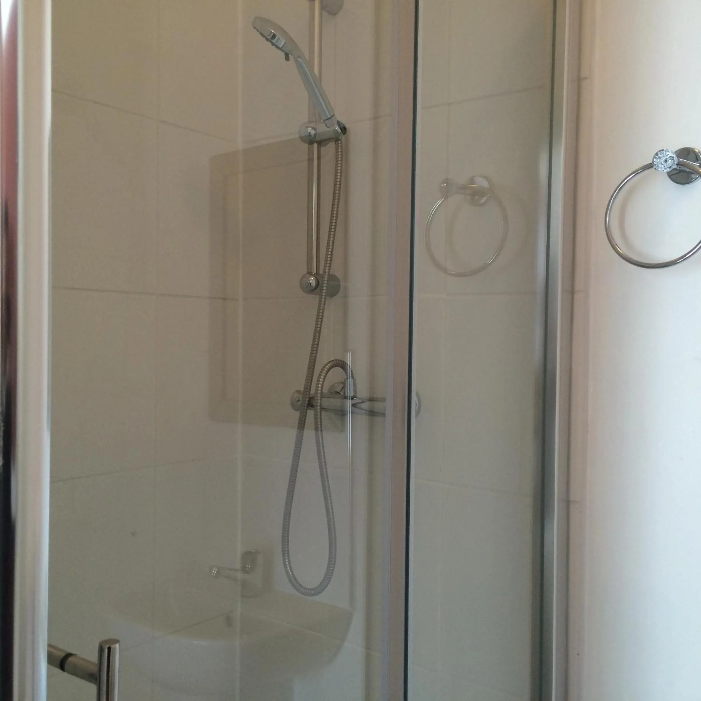 Shower in Metro Star