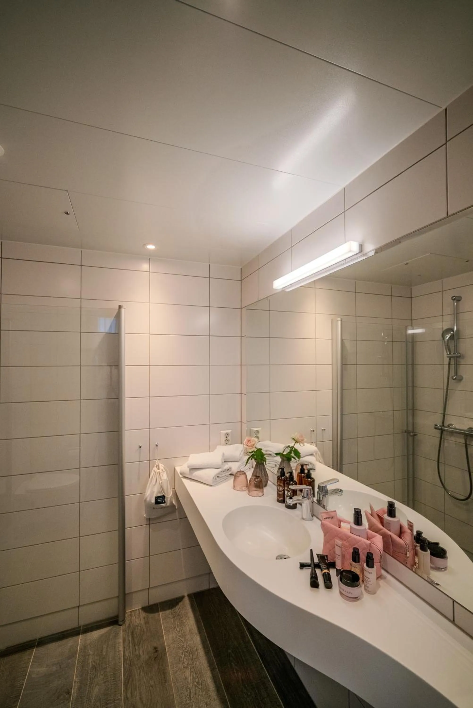 Bathroom in Valldal Fjordhotell - by Classic Norway Hotels