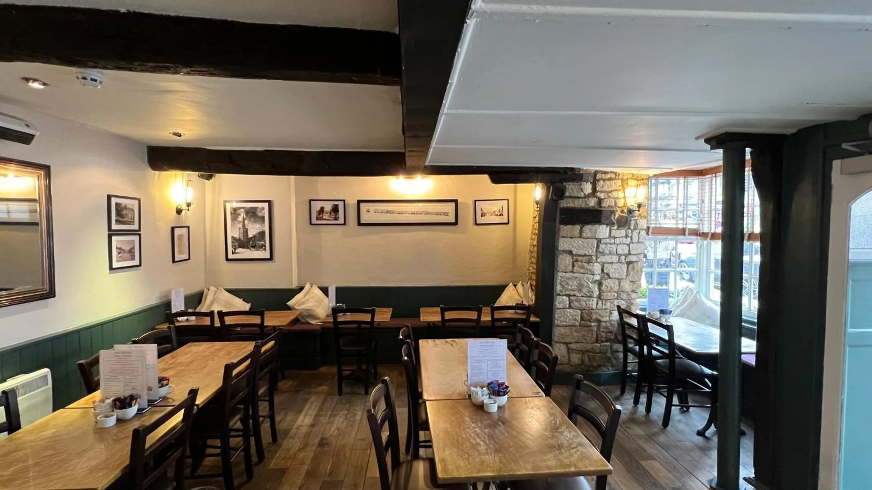 Restaurant/places to eat in Priory Tearooms Burford with Rooms