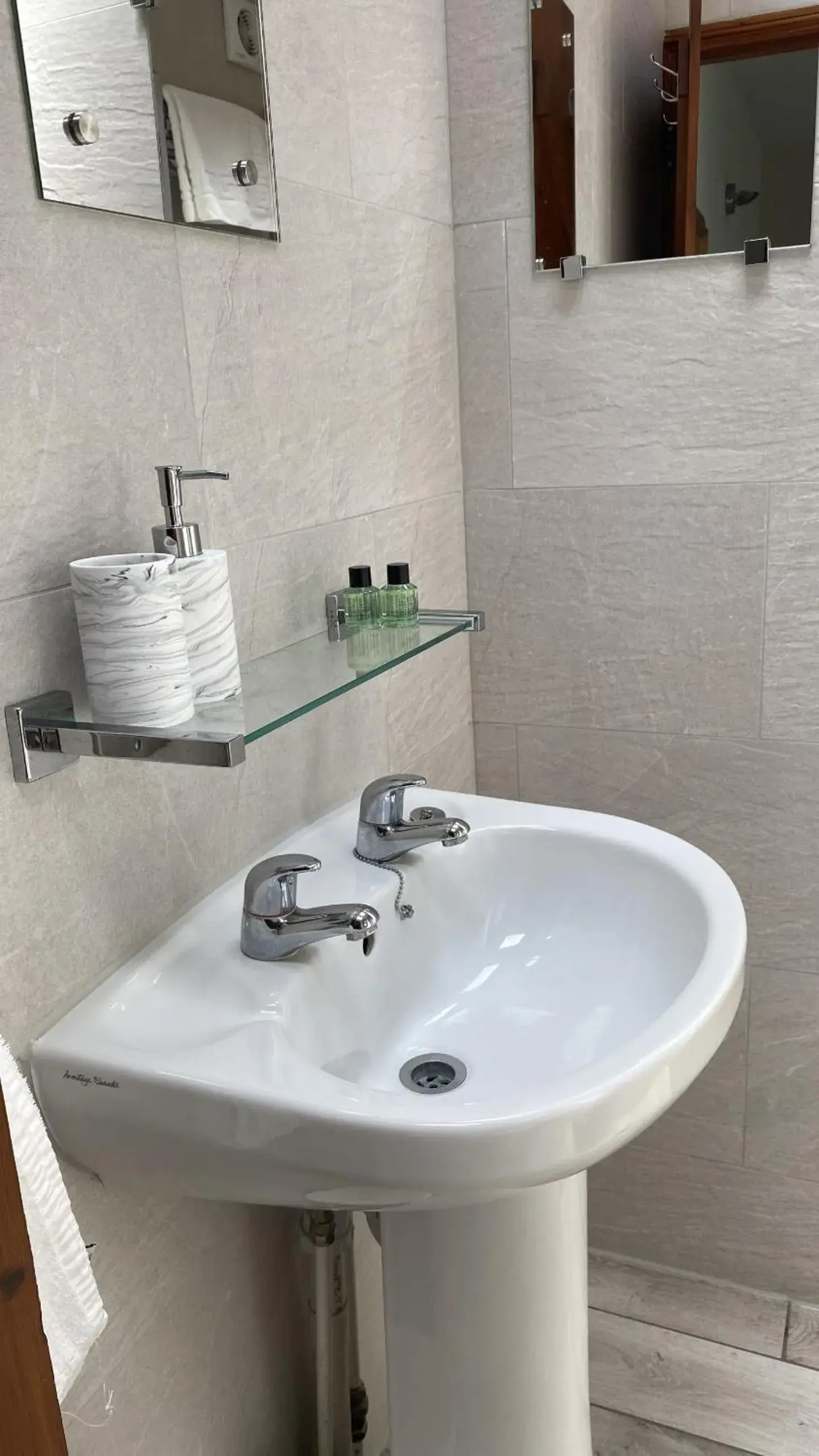 Double Room with Private Bathroom - single occupancy in Priory Tearooms Burford with Rooms Double Room with Private Bathroom - single occupancy in Priory Tearooms Burford with Rooms