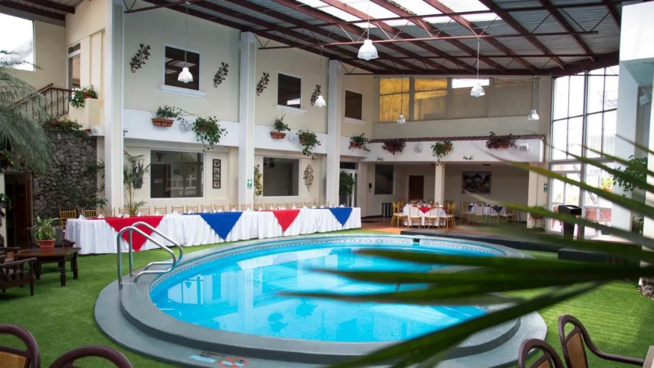 Swimming pool in Hotel Pensión Bonifaz