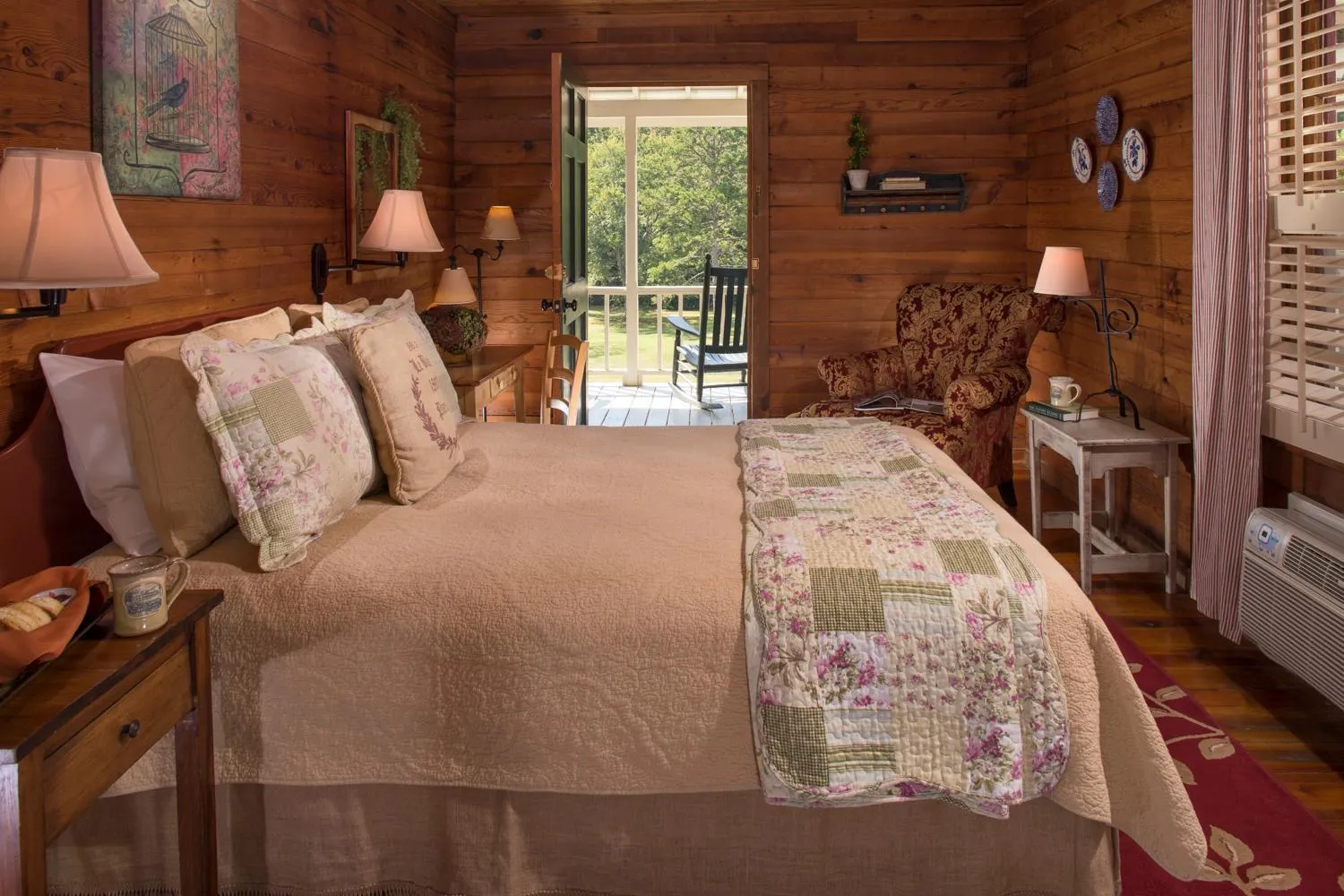 Bed in Glen-Ella Springs Hotel & Restaurant