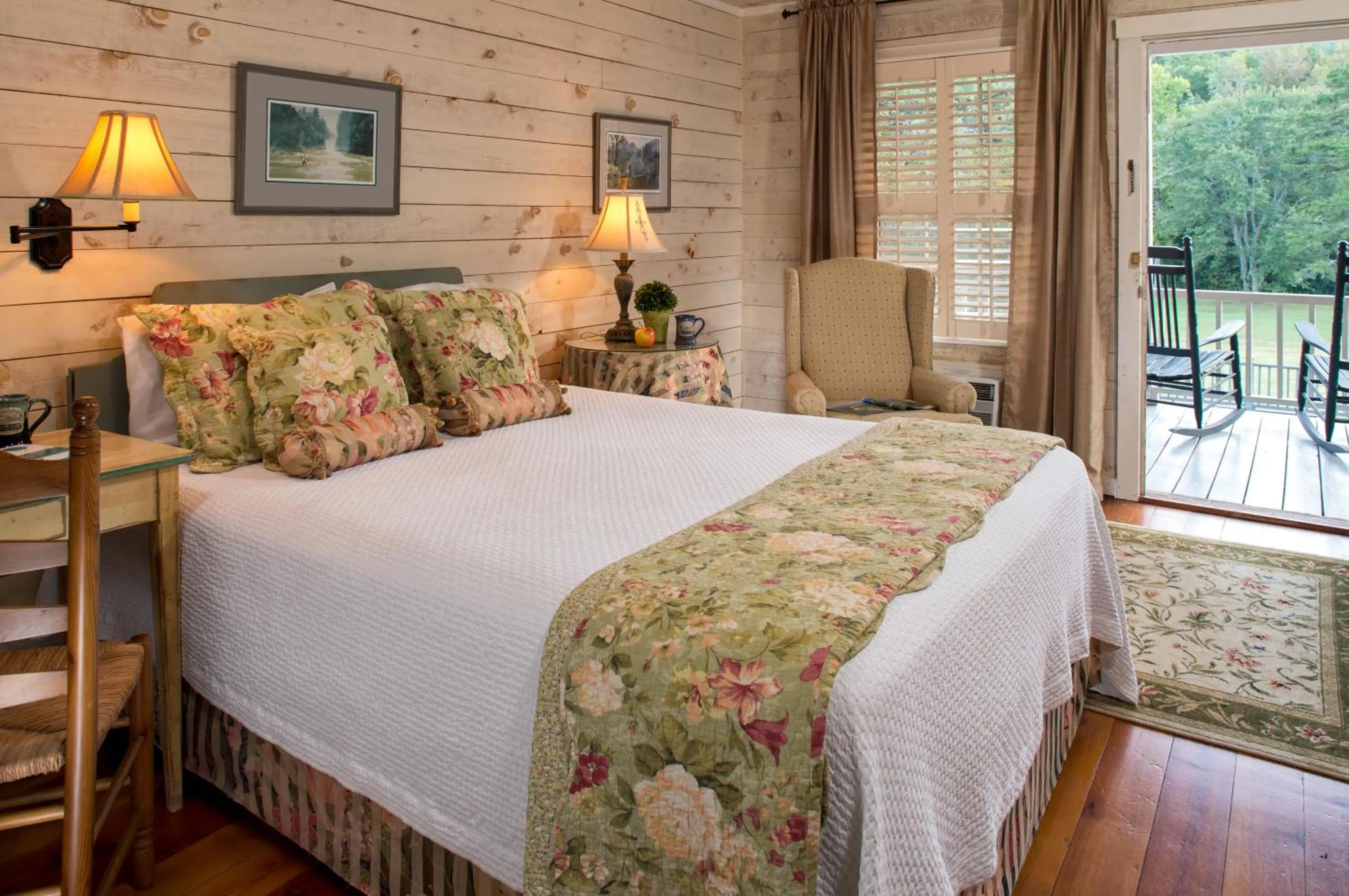 Bed in Glen-Ella Springs Hotel & Restaurant