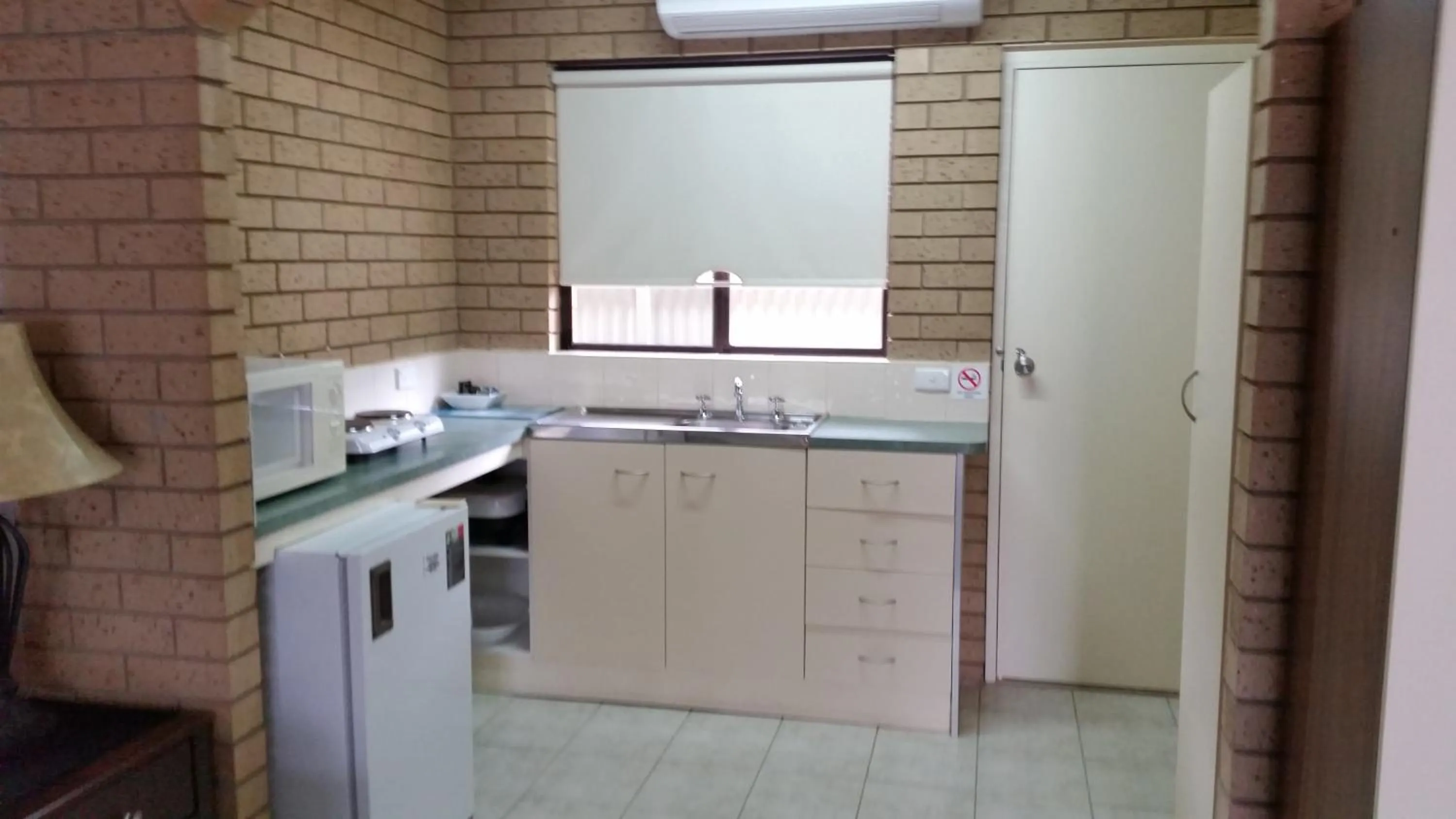 Coffee/tea facilities in Sunrise Motel