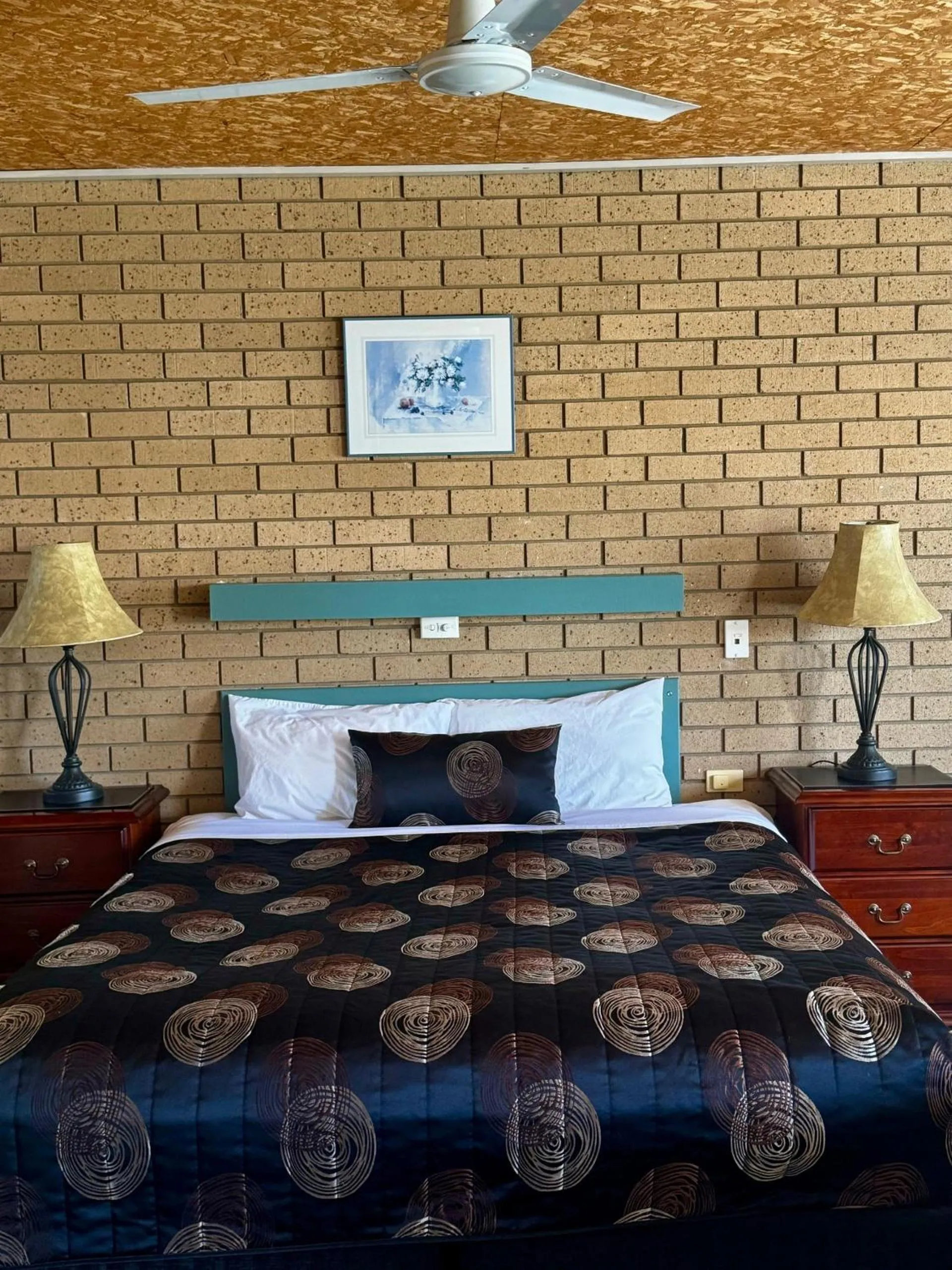 Bed in Sunrise Motel