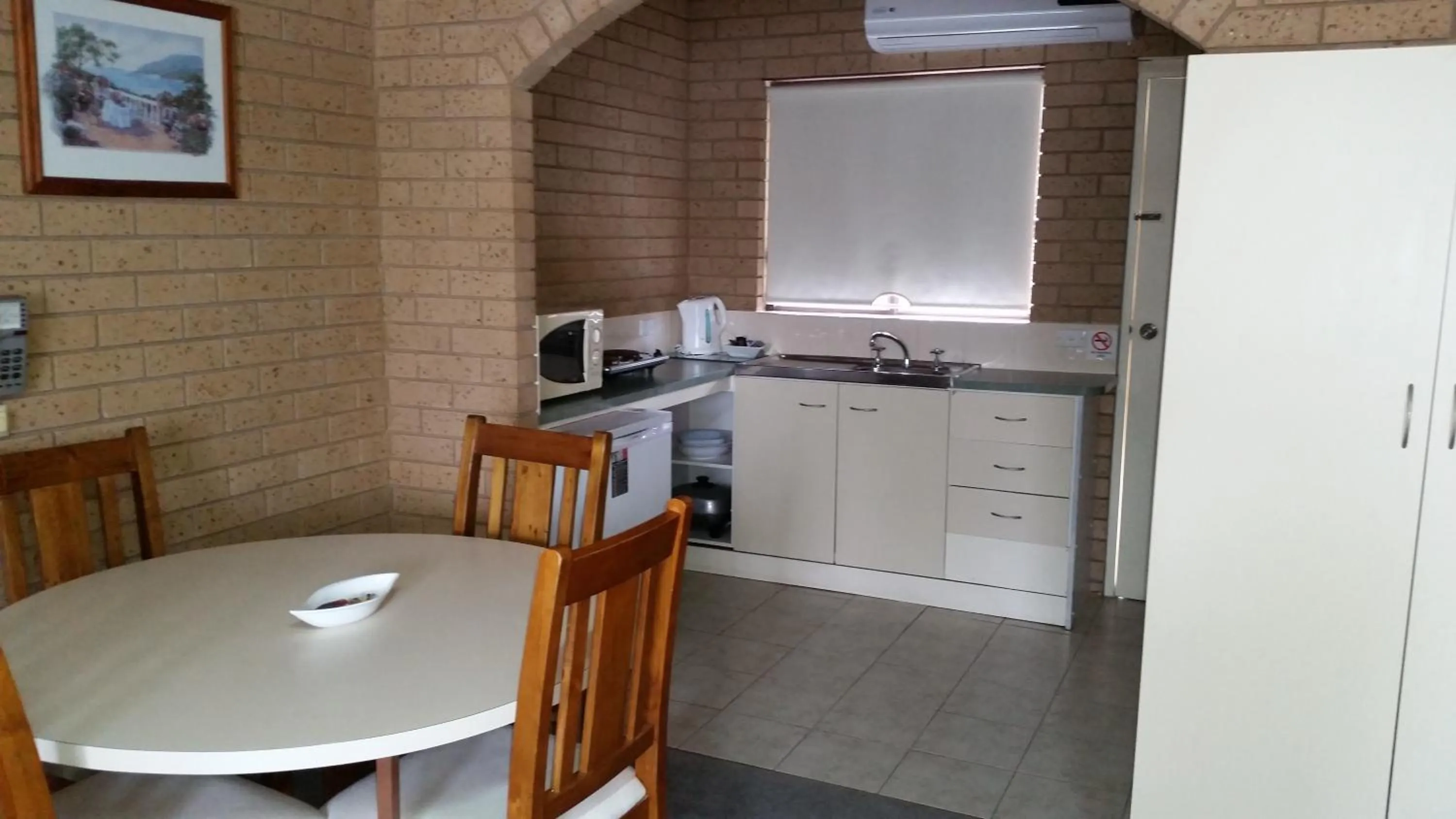 Coffee/tea facilities in Sunrise Motel