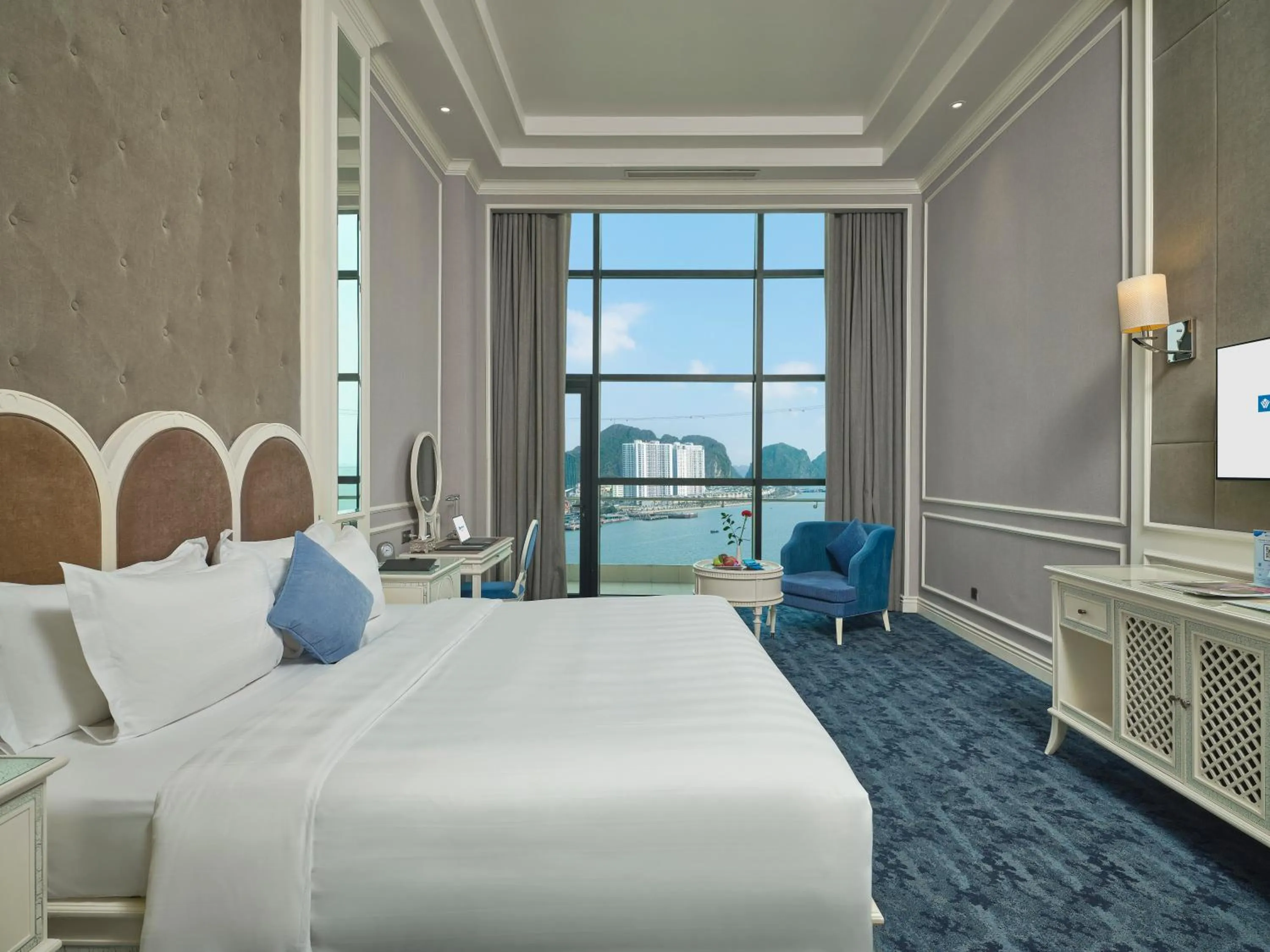 Bed in Wyndham Legend Halong