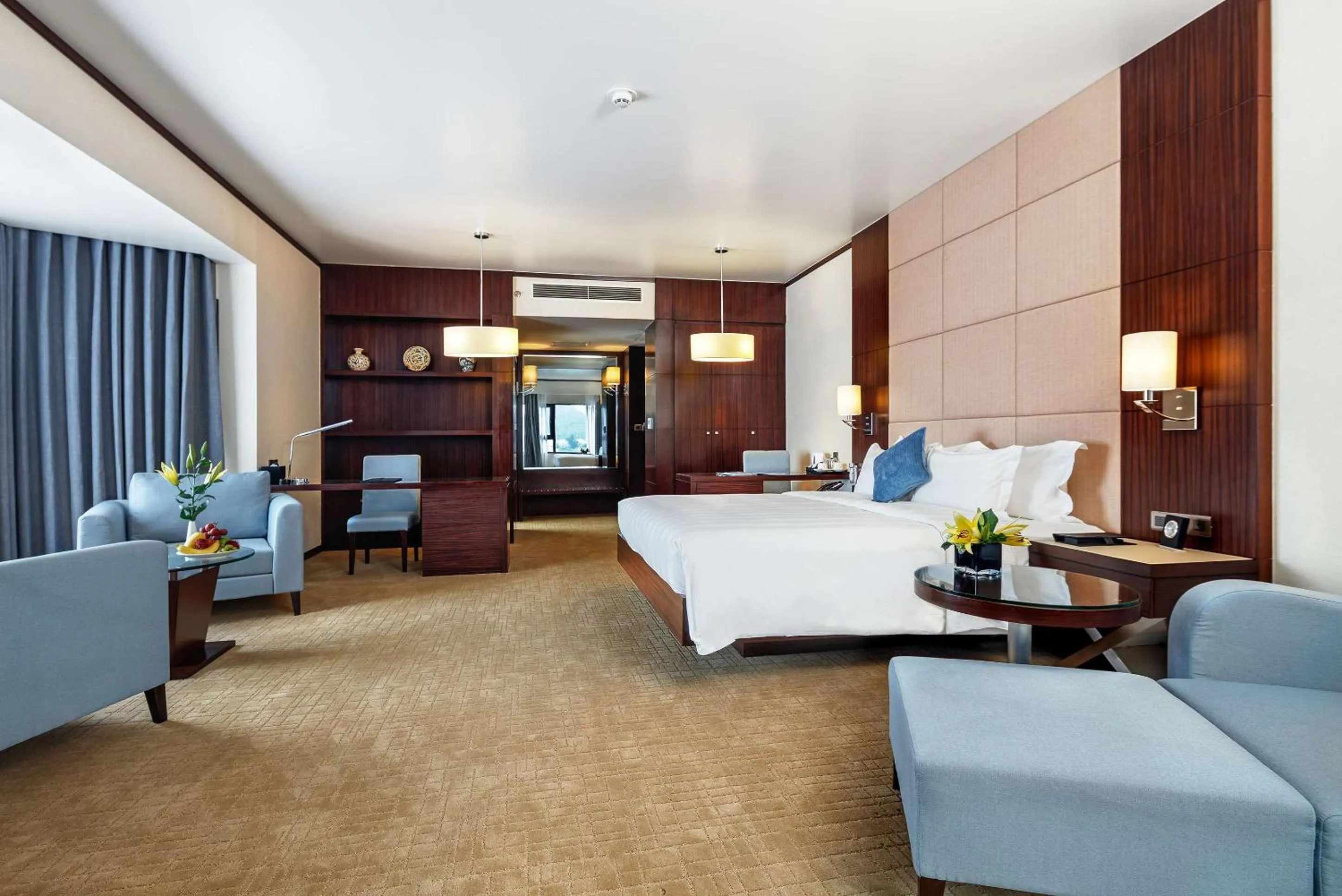 Photo of the whole room, Bed in Wyndham Legend Halong