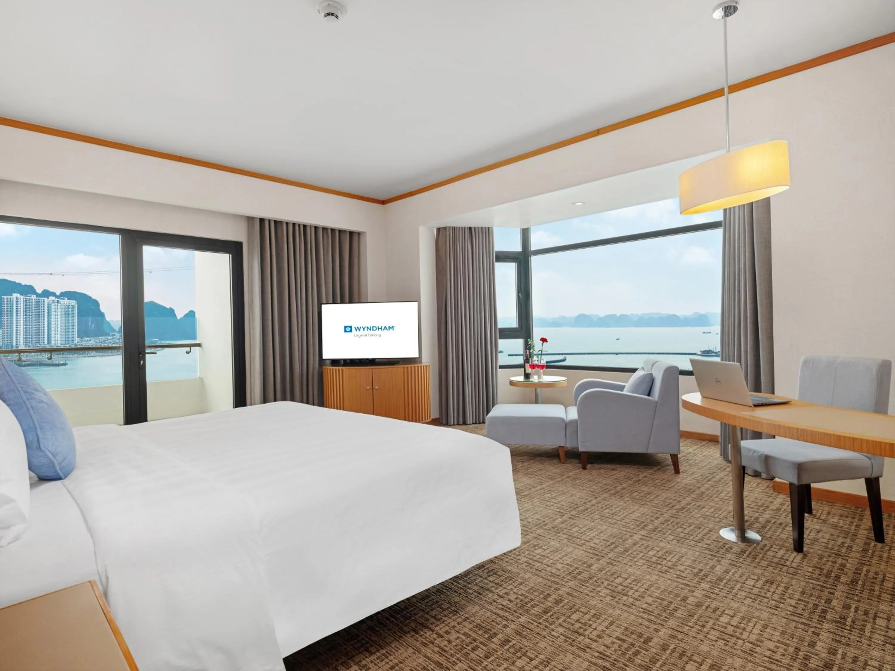 Communal lounge/ TV room, Bed in Wyndham Legend Halong
