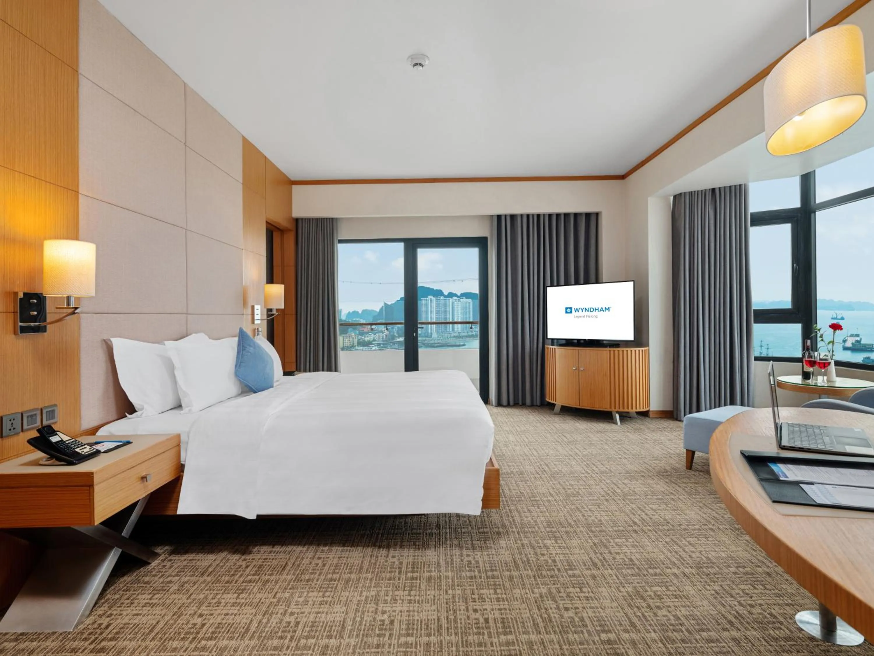 Communal lounge/ TV room, Bed in Wyndham Legend Halong