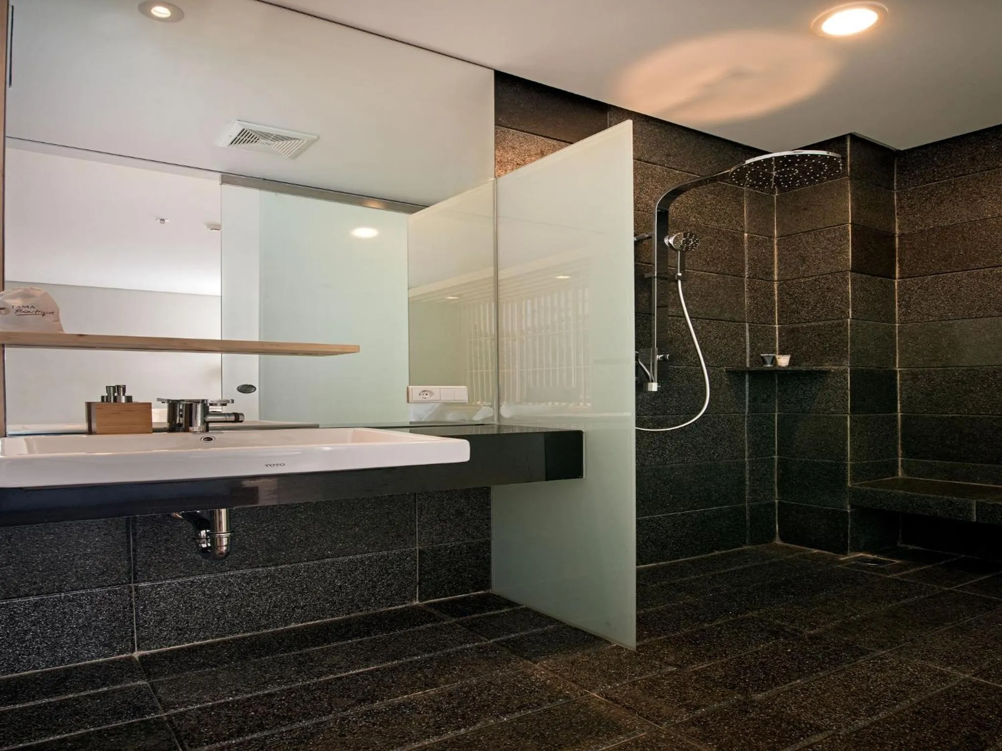 Shower in Tama Boutique Hotel