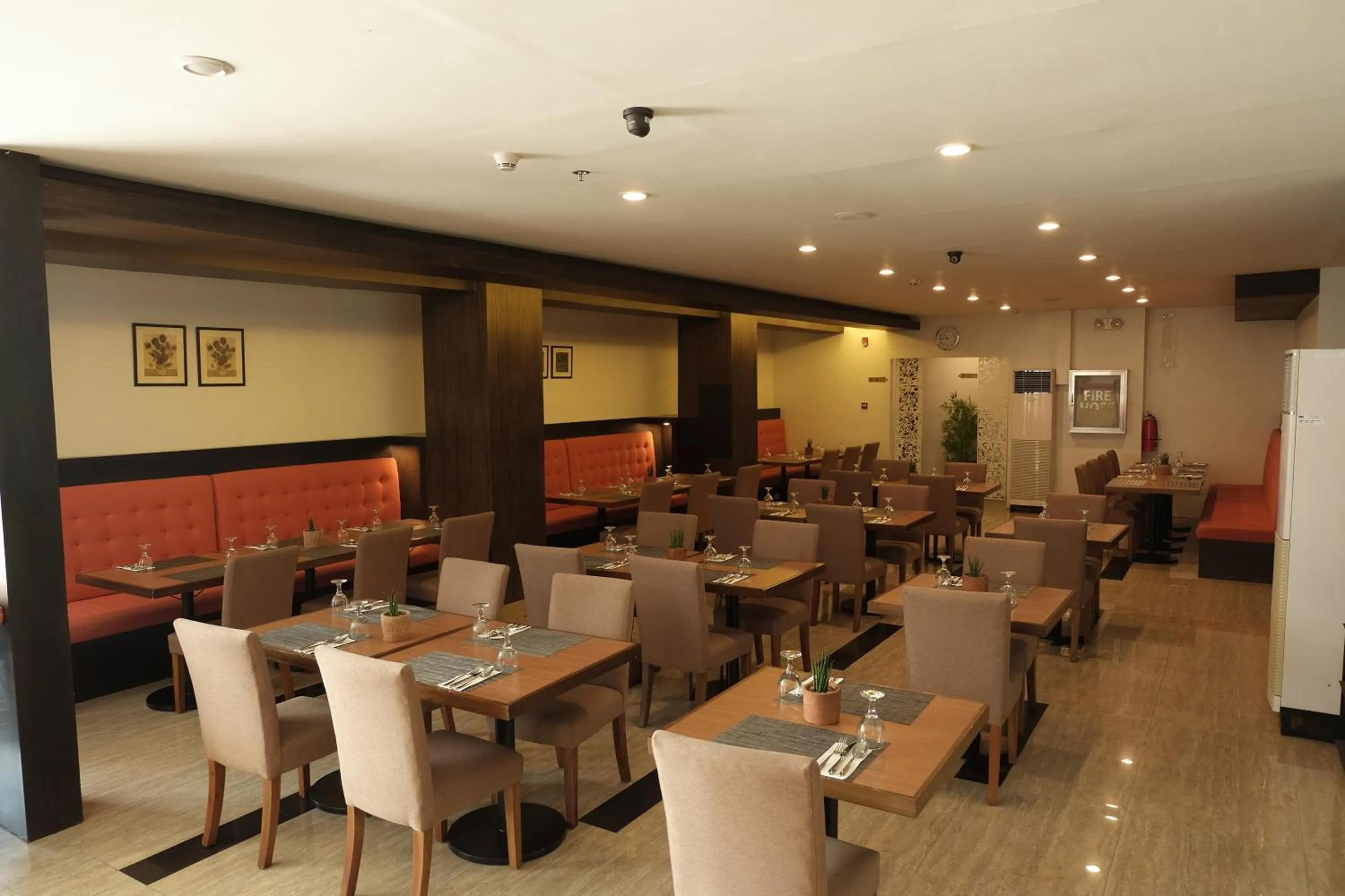 Restaurant/places to eat in Top Star Hotel