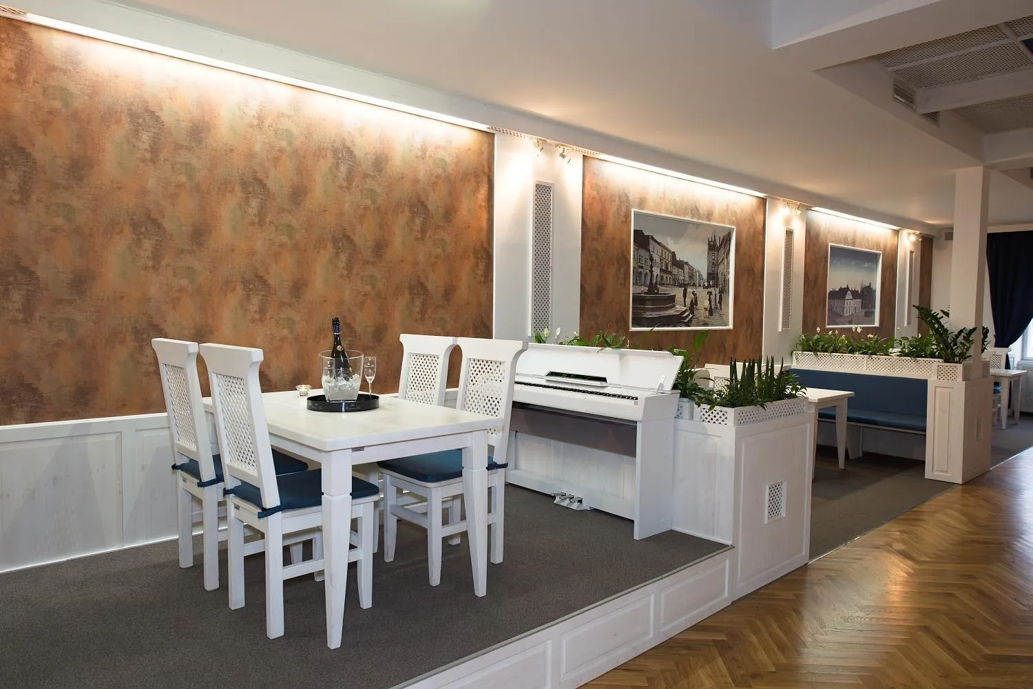 Restaurant/places to eat in Hotel Slavia