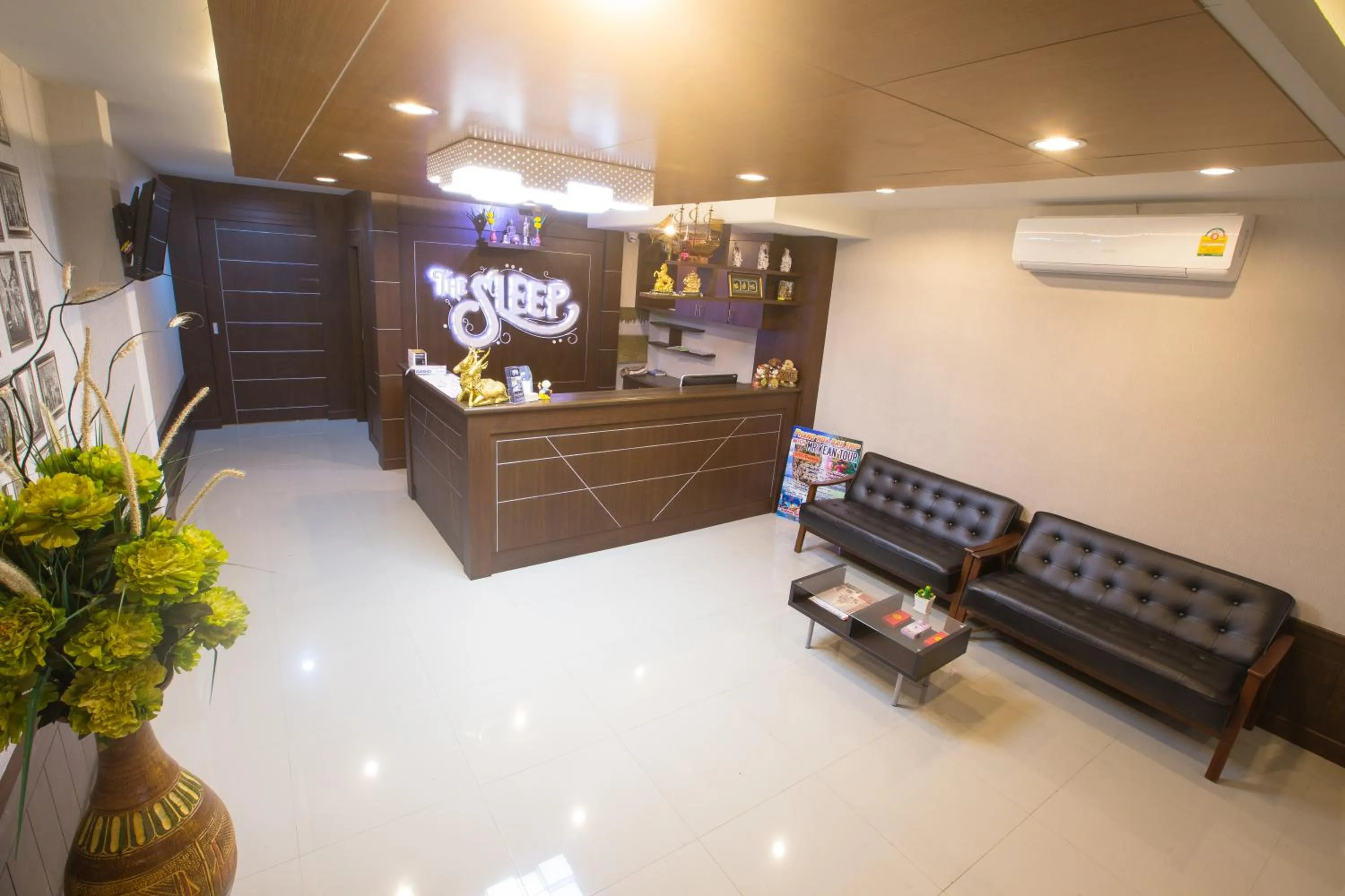 Communal lounge/ TV room in The Sleep Phang-nga