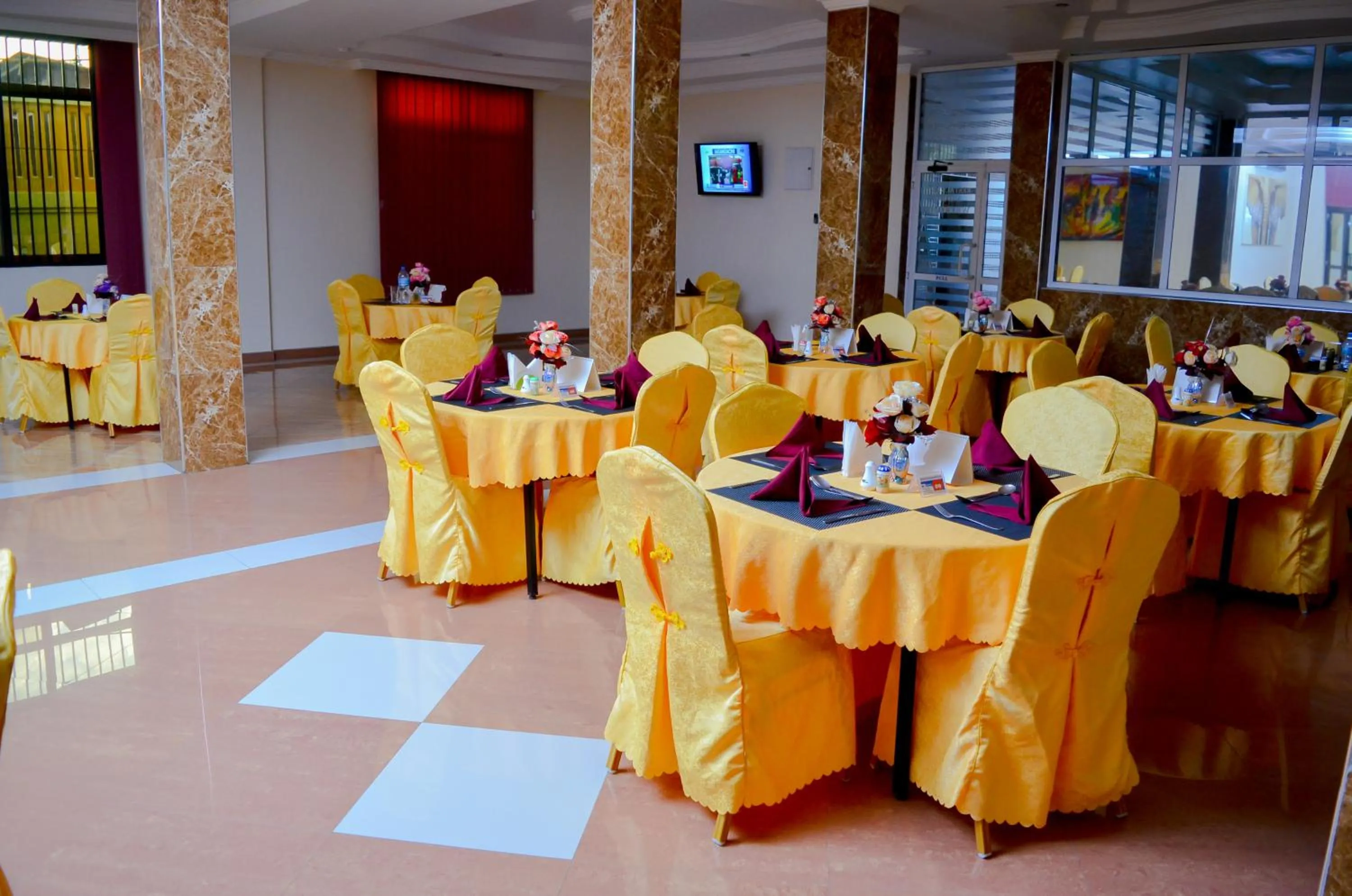 Restaurant/places to eat in Silver Paradise Hotel
