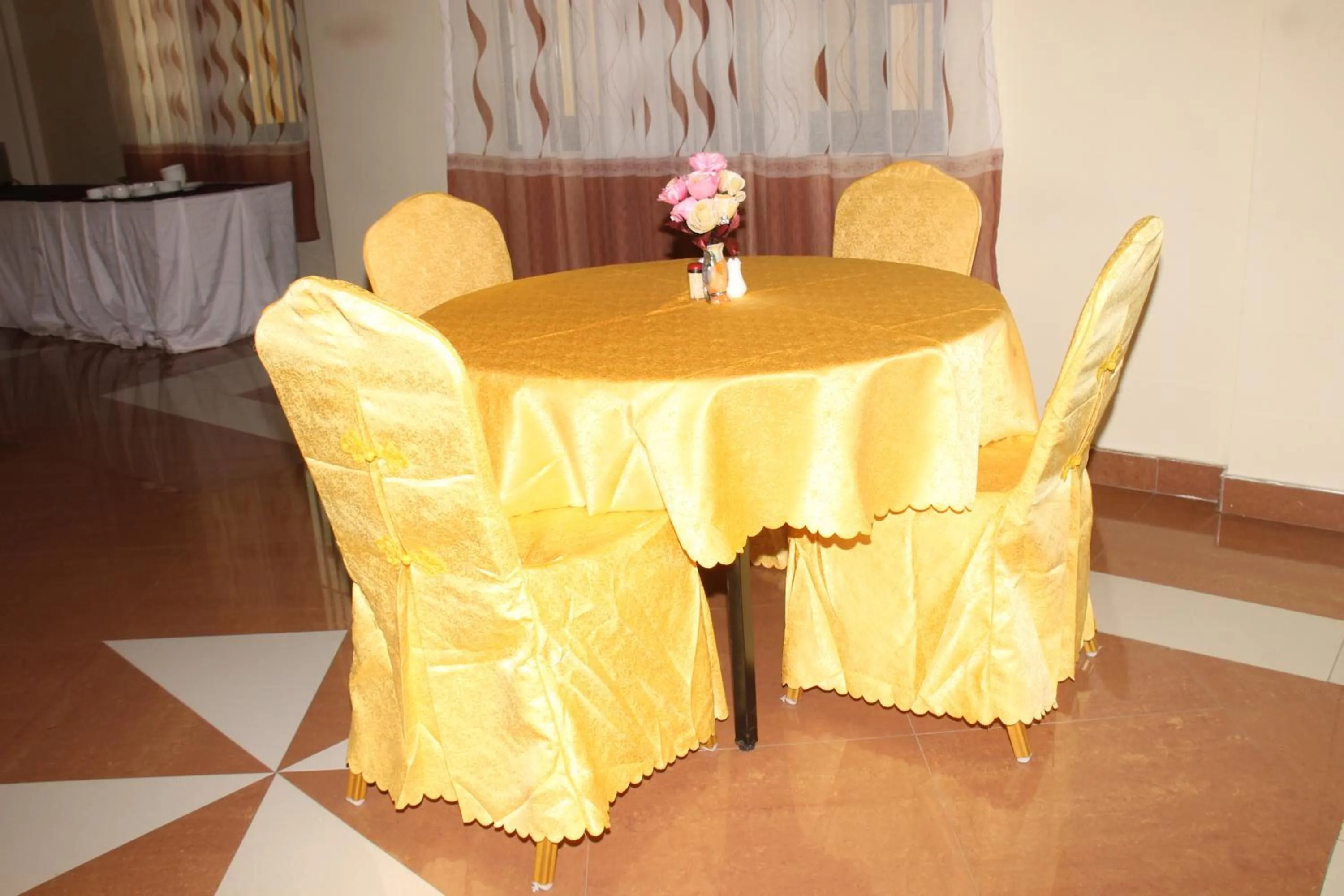 Restaurant/places to eat in Silver Paradise Hotel