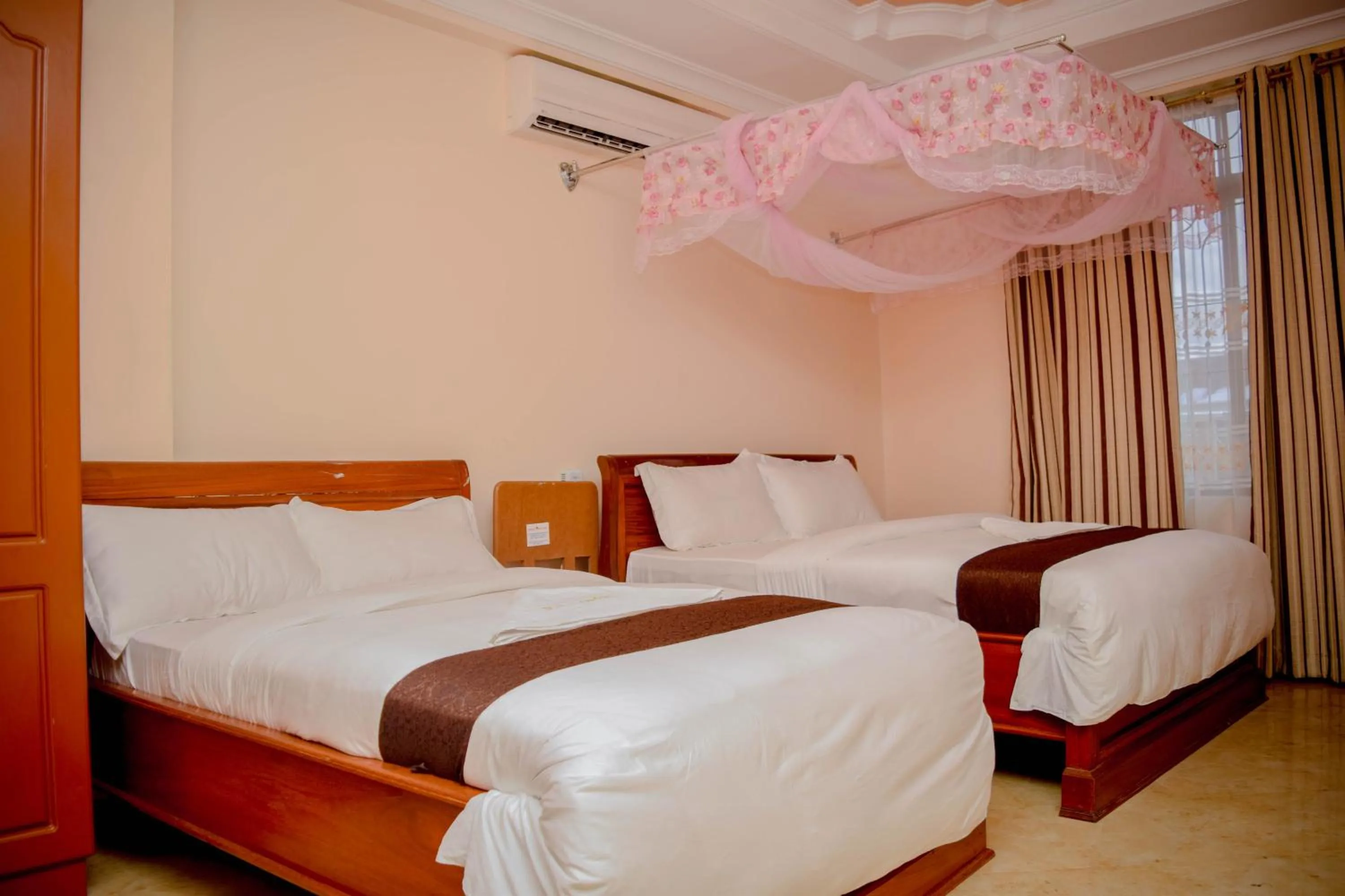 bunk bed, Bed in Silver Paradise Hotel