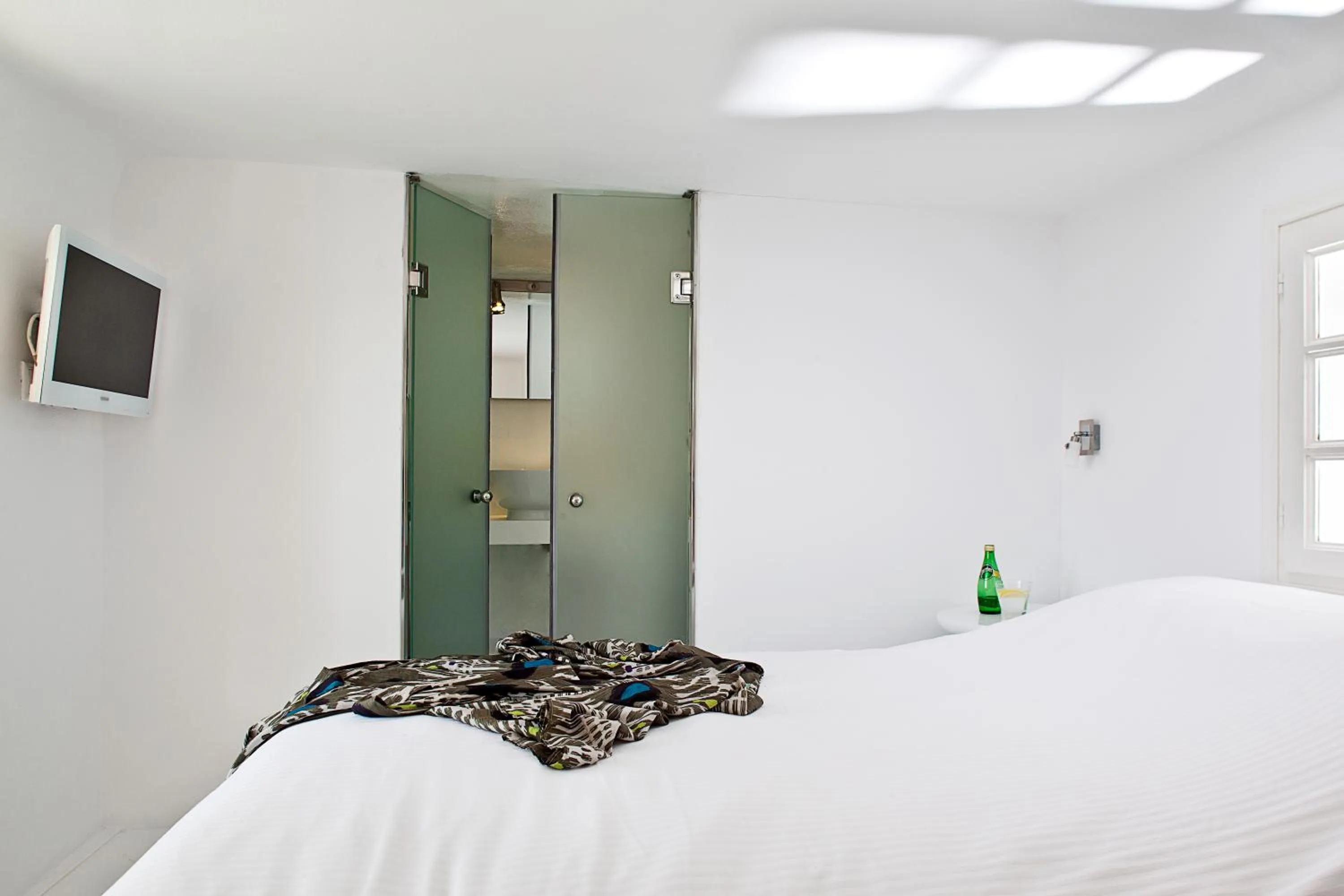 Photo of the whole room, Bed in 1809 Villa by Thireas