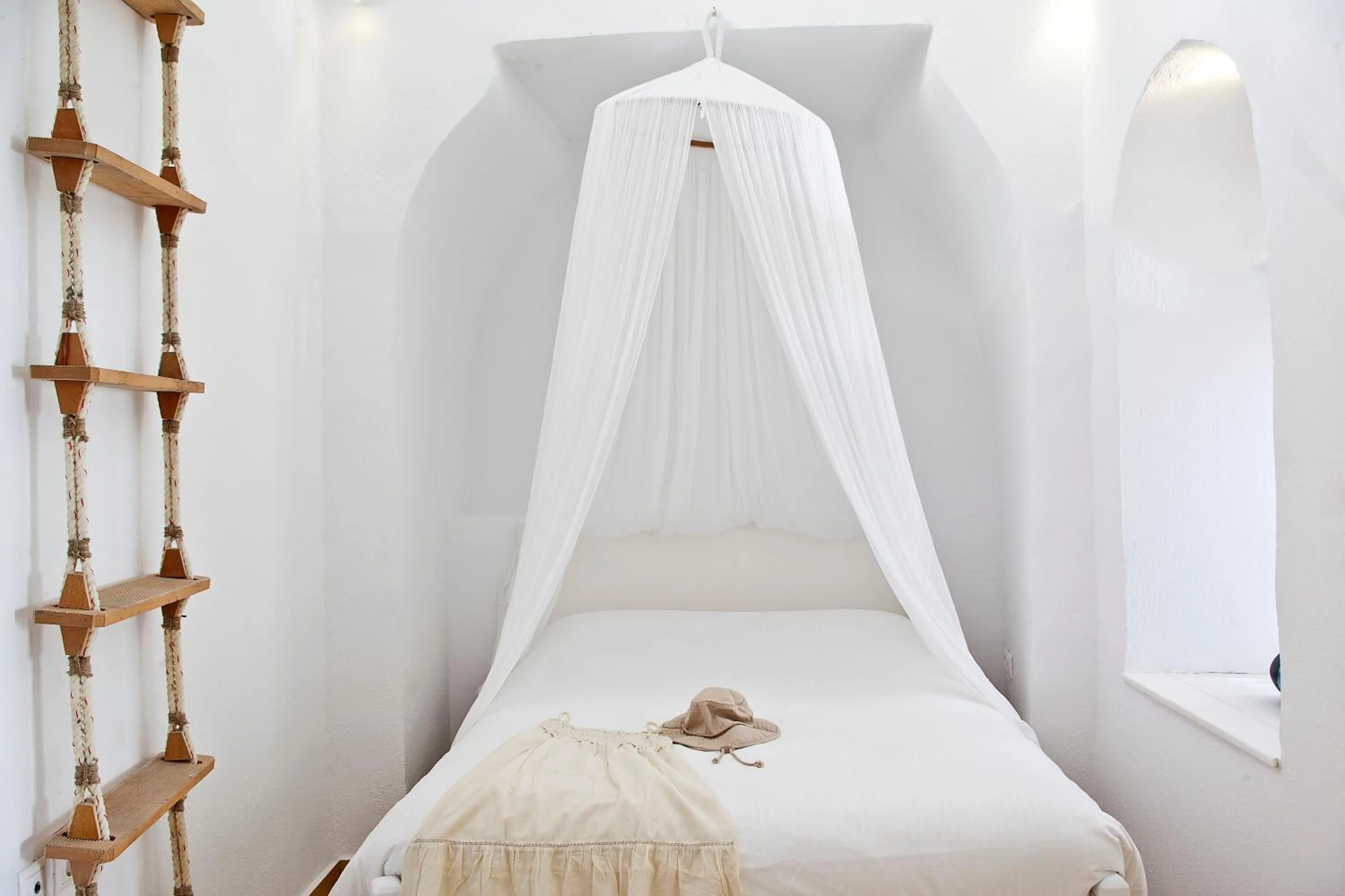 Bed in 1809 Villa by Thireas