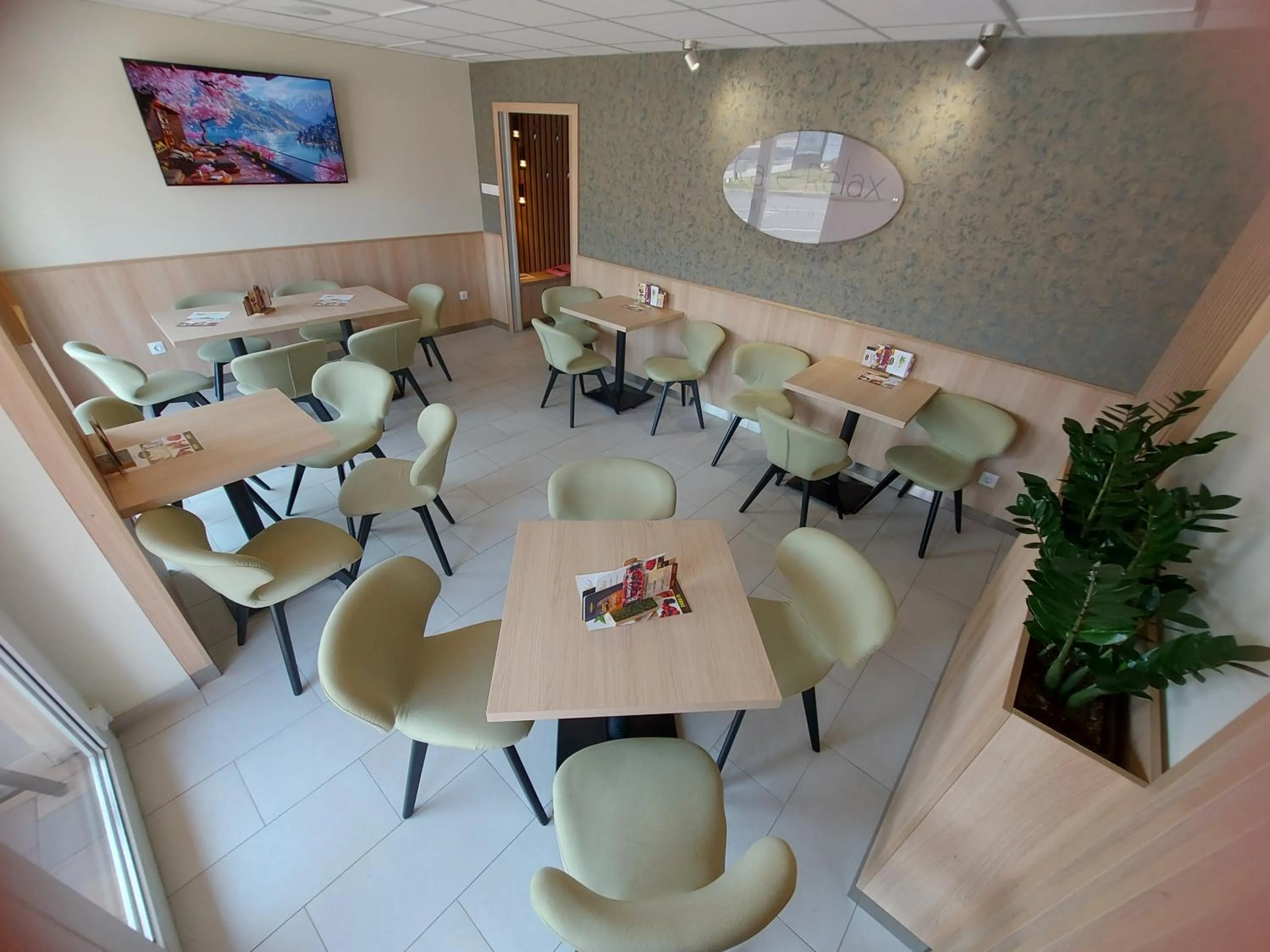Restaurant/places to eat in Cafe Relax Apartments