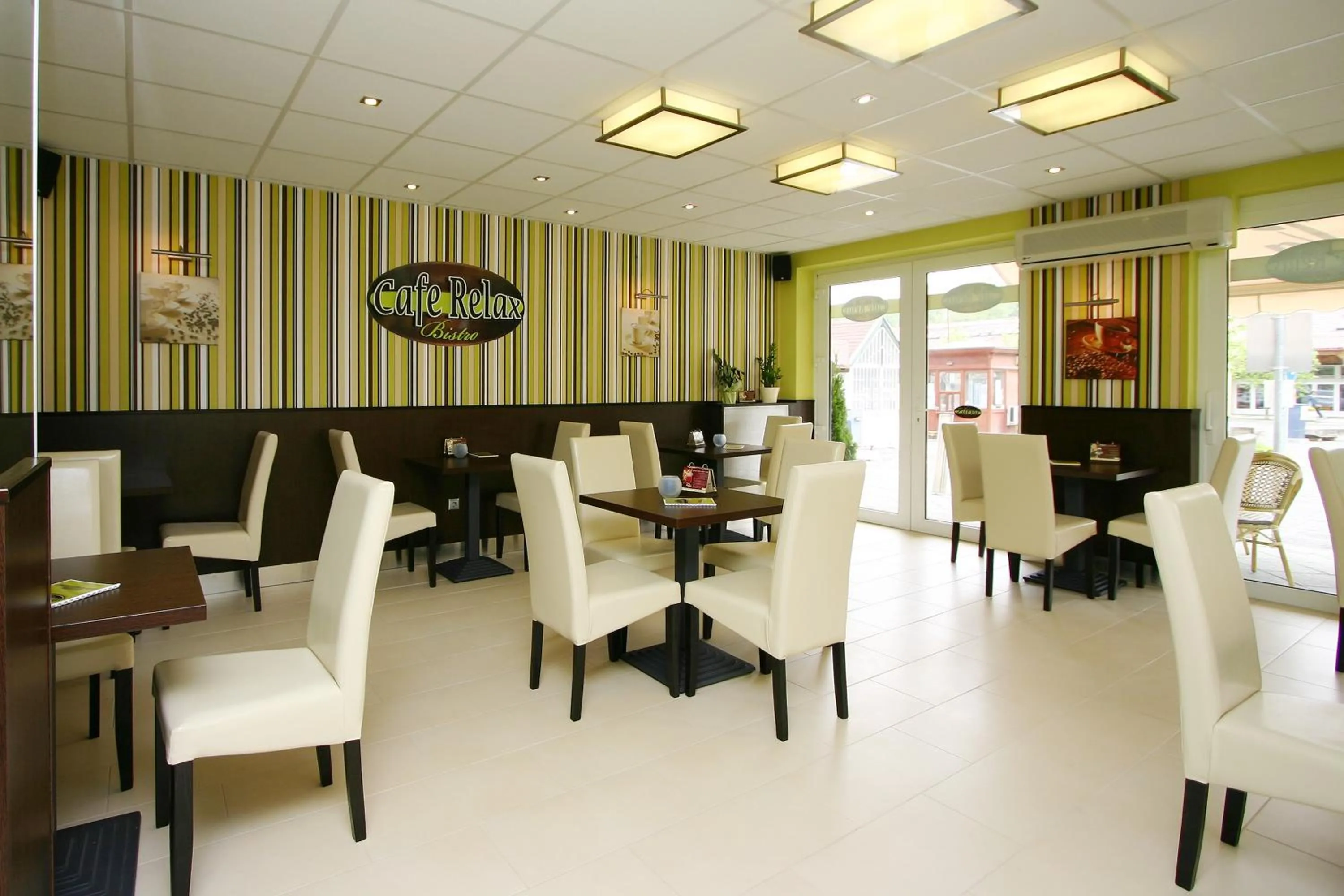 Restaurant/places to eat in Cafe Relax Apartments