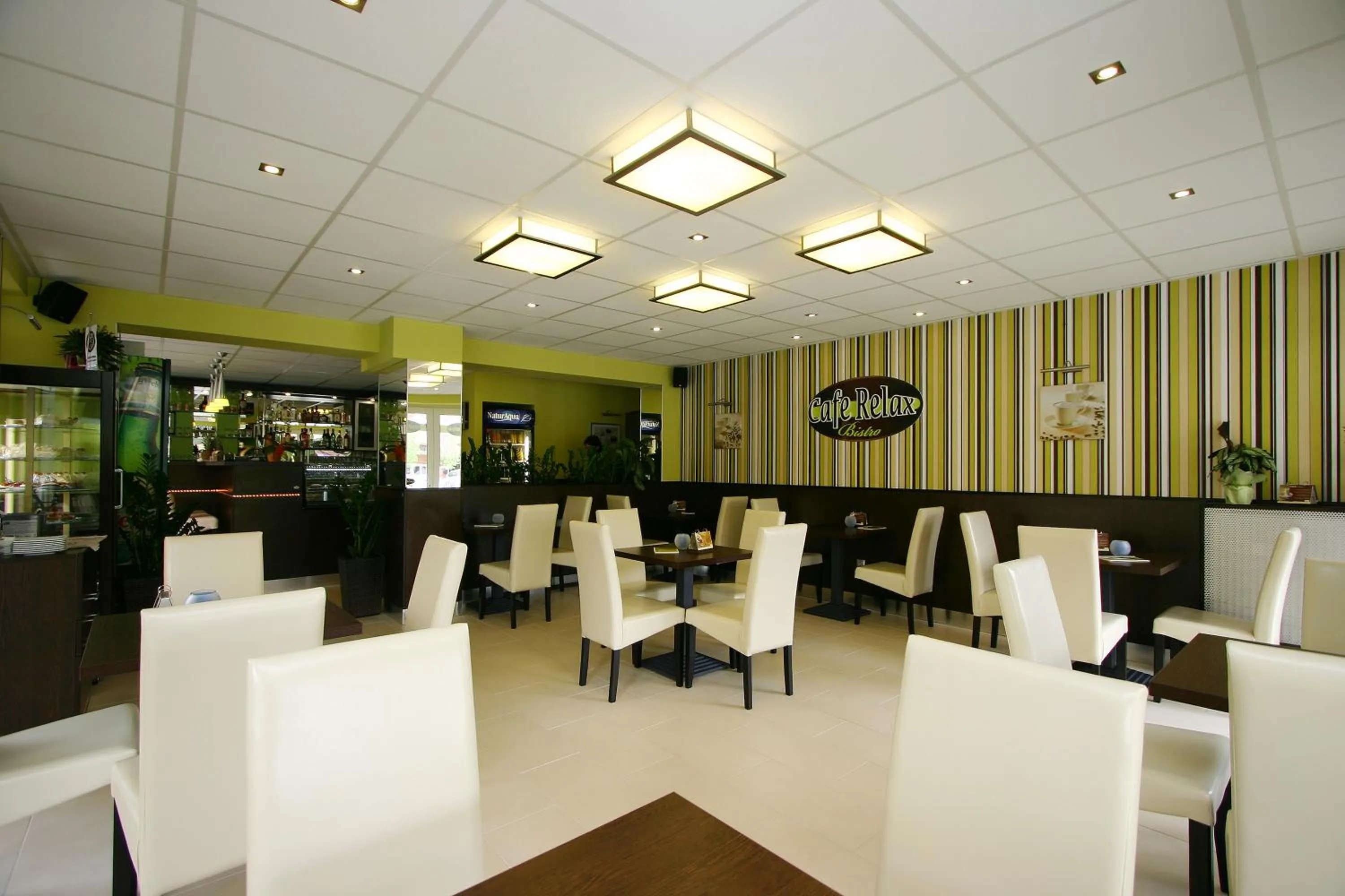 Restaurant/places to eat in Cafe Relax Apartments