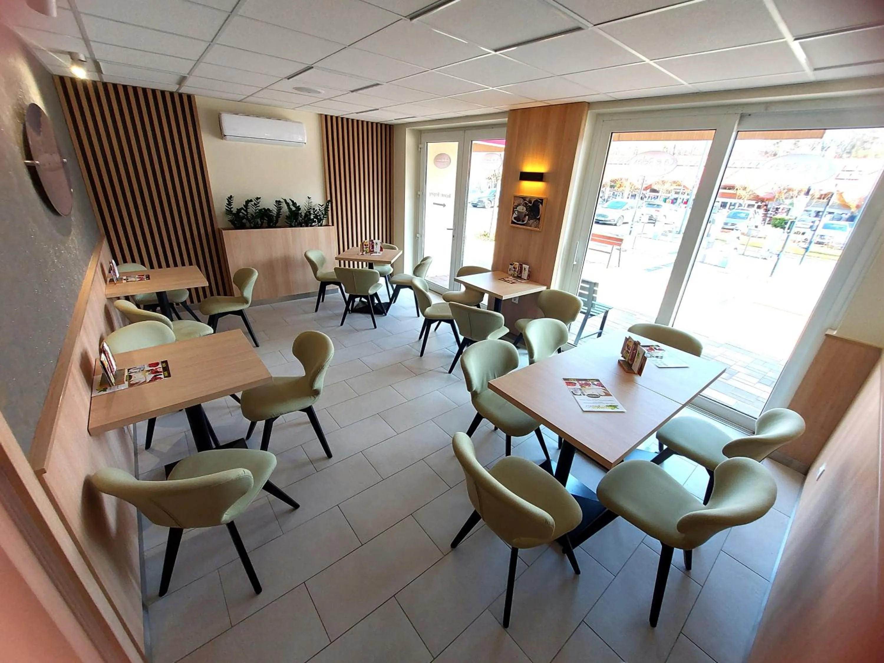 Restaurant/places to eat in Cafe Relax Apartments