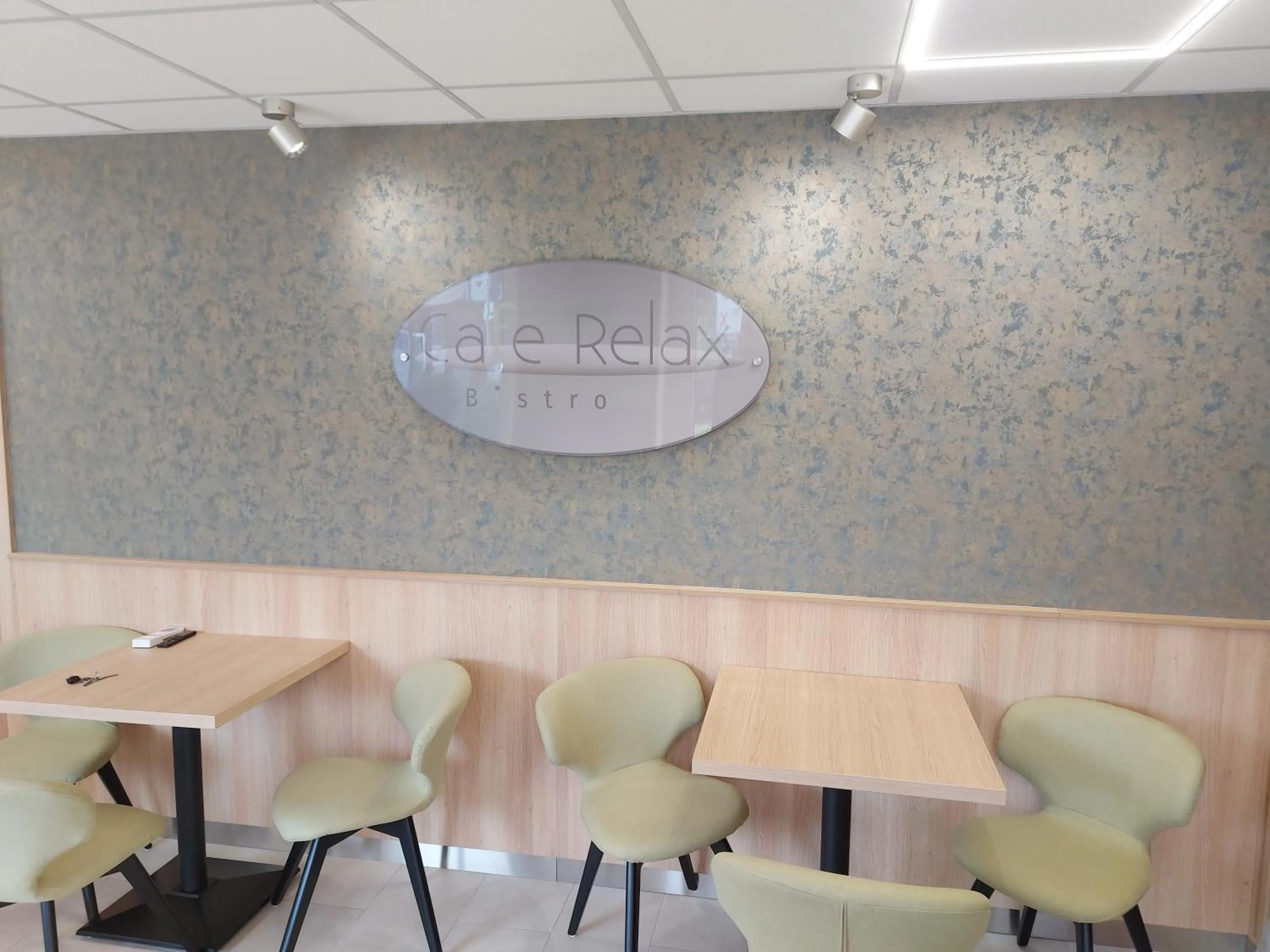 Restaurant/places to eat in Cafe Relax Apartments