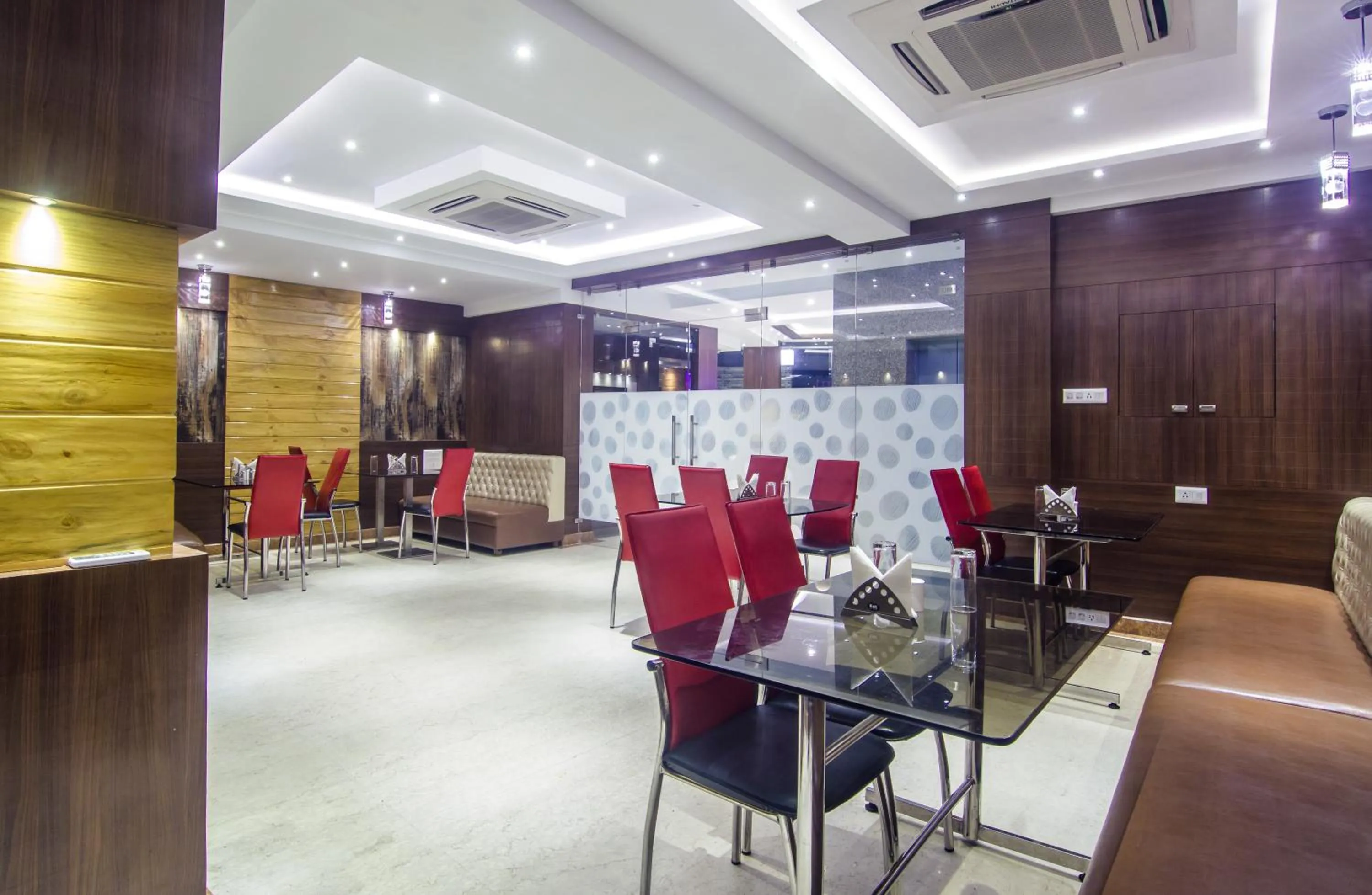 Restaurant/places to eat in Hotel Sawood International