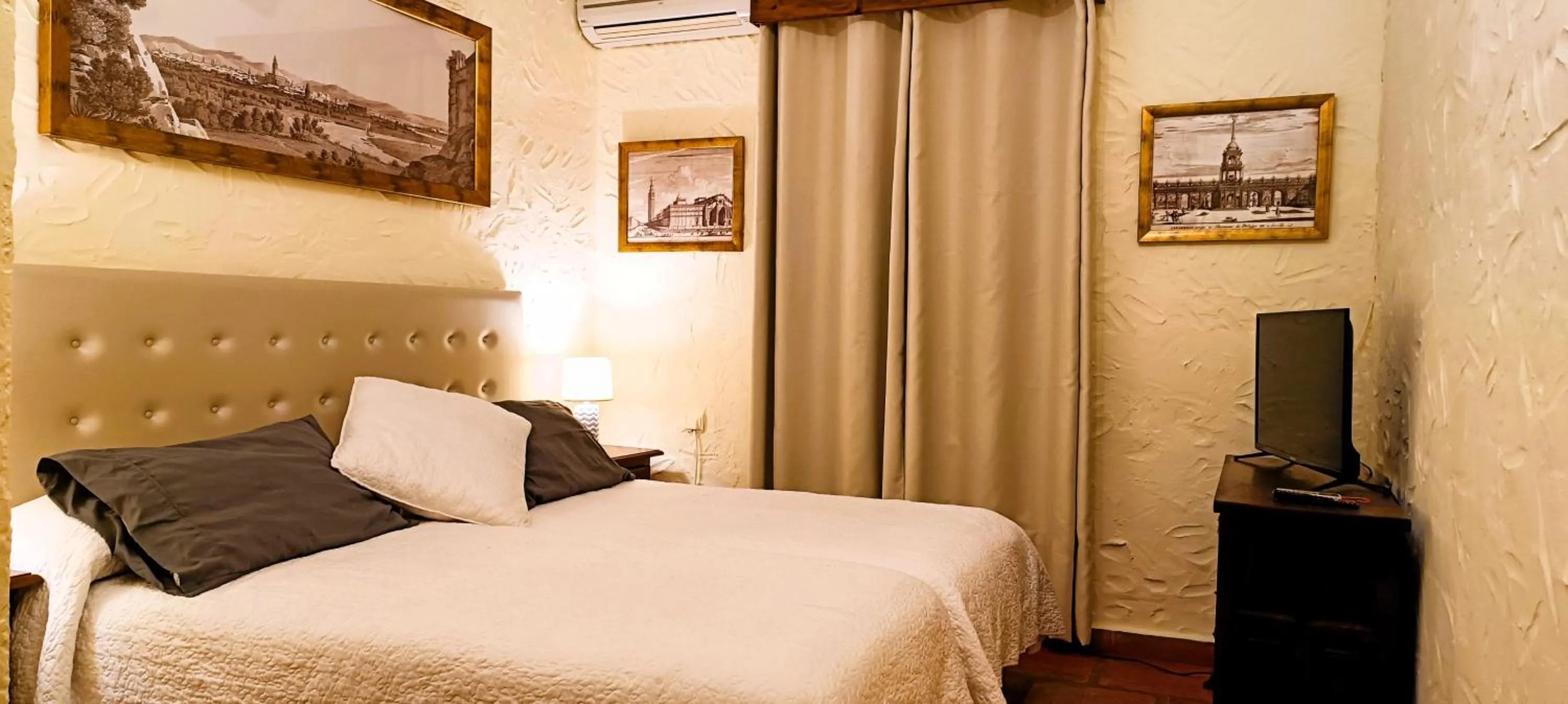 Bed in Hotel Restaurante Las Buitreras