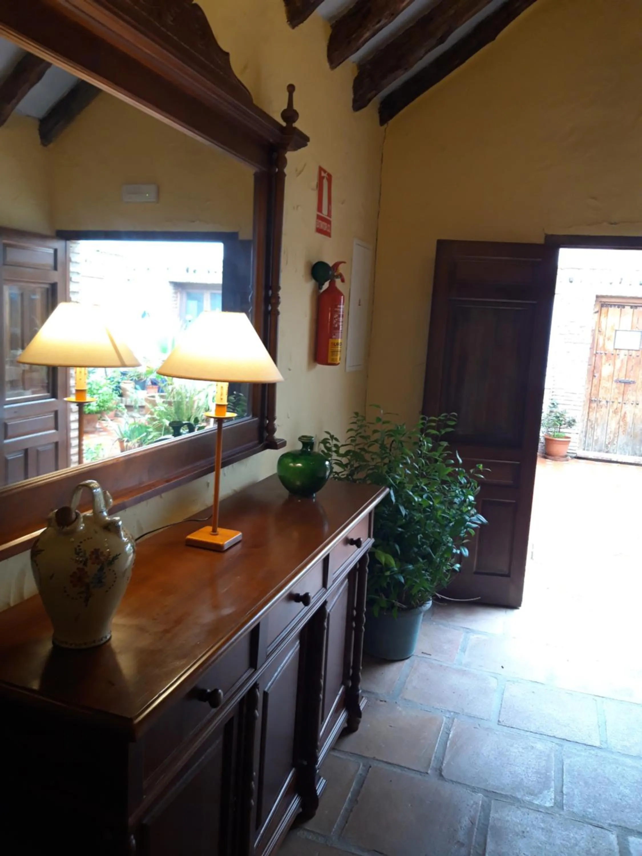 Patio in Hotel Restaurante Las Buitreras