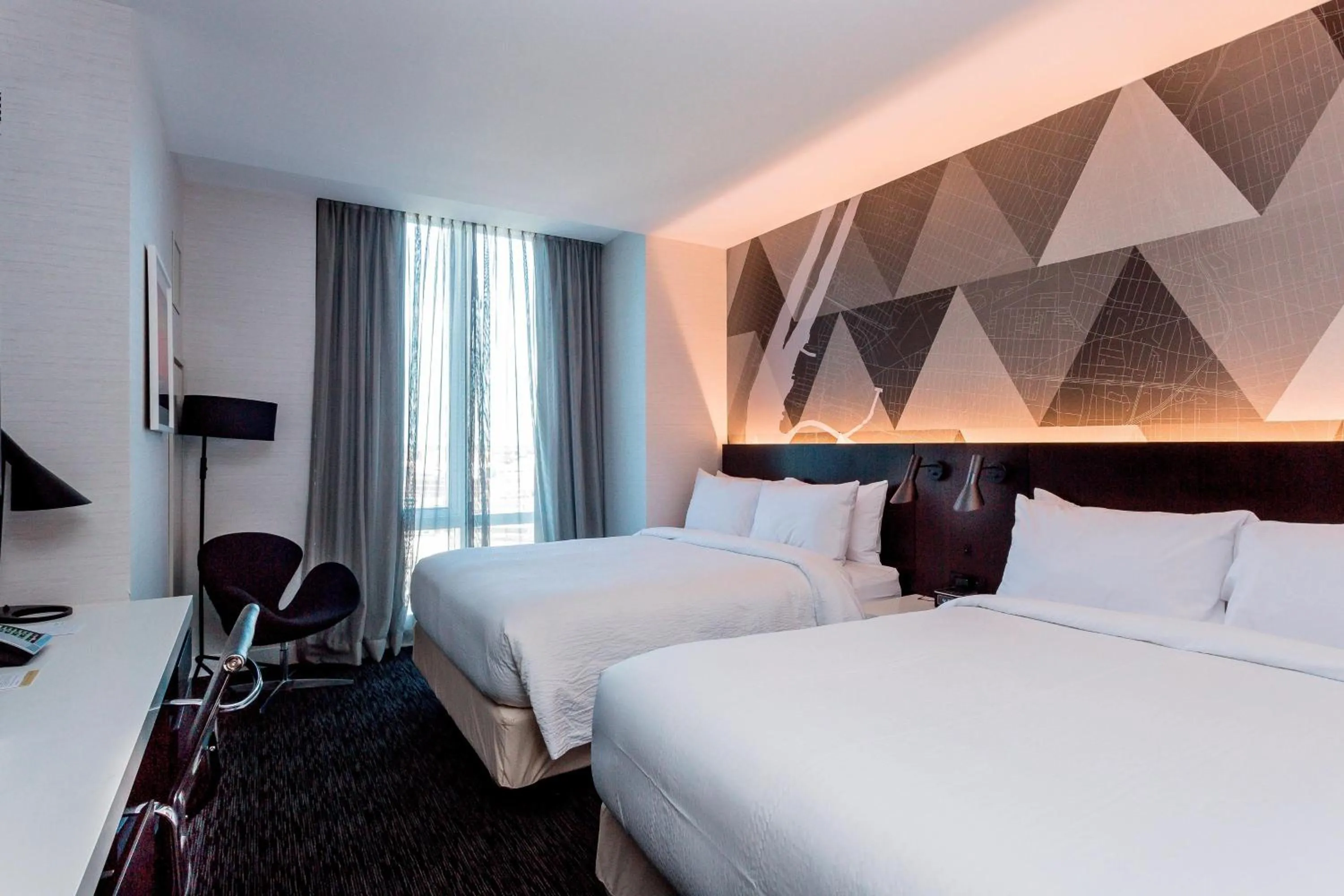 Photo of the whole room, Bed in Courtyard by Marriott Long Island City/New York Manhattan View