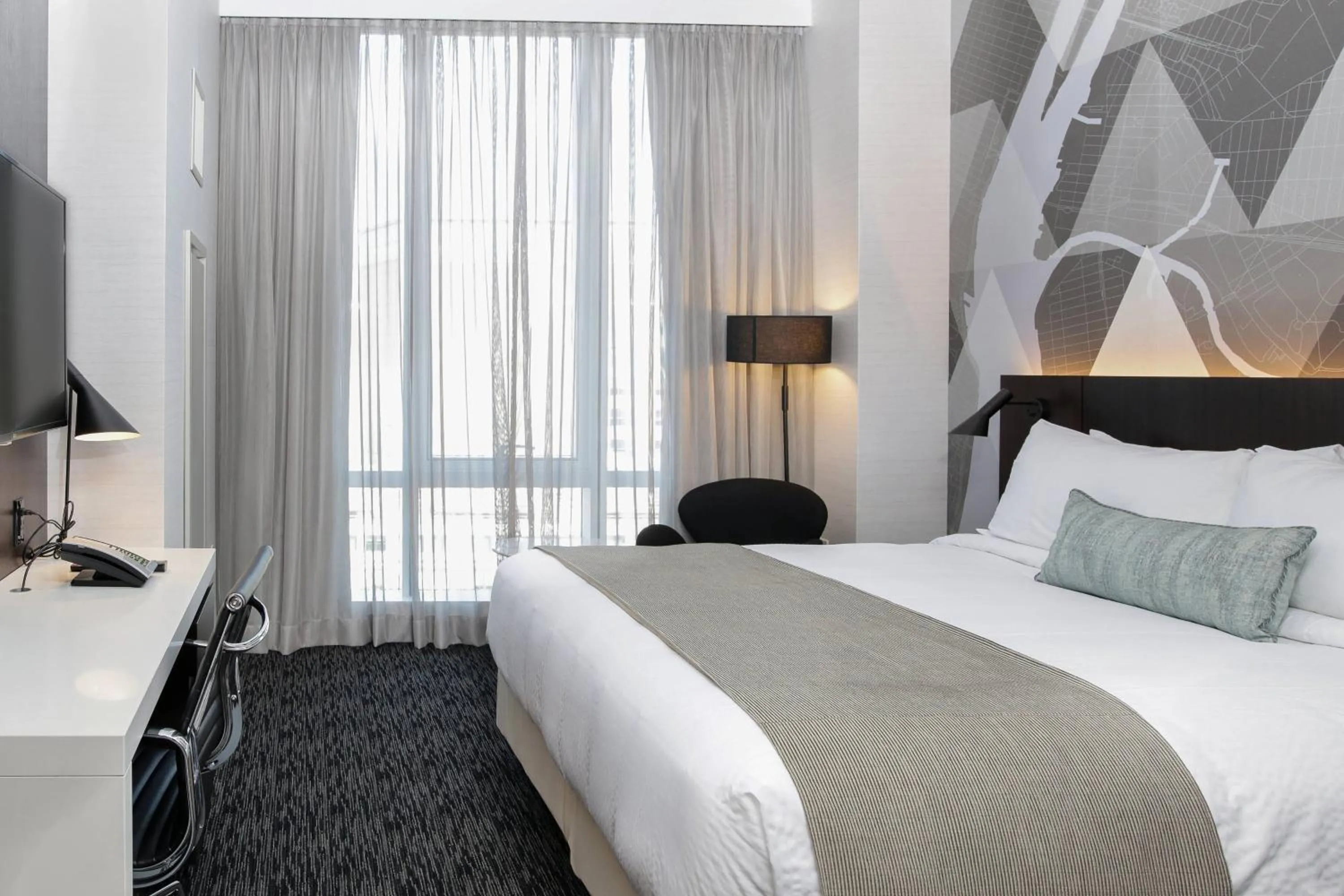 Photo of the whole room, Bed in Courtyard by Marriott Long Island City/New York Manhattan View