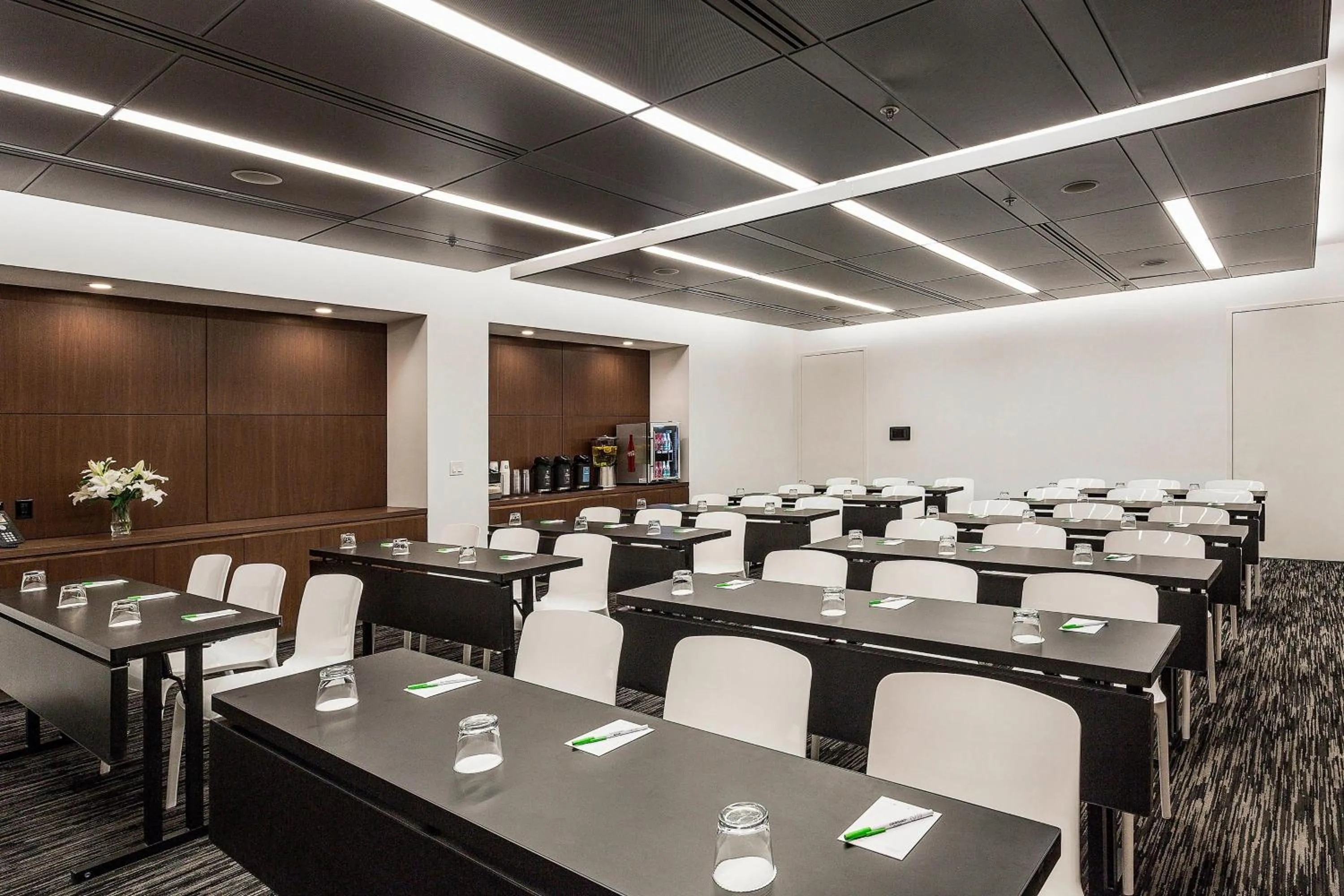 Meeting/conference room in Courtyard by Marriott Long Island City/New York Manhattan View