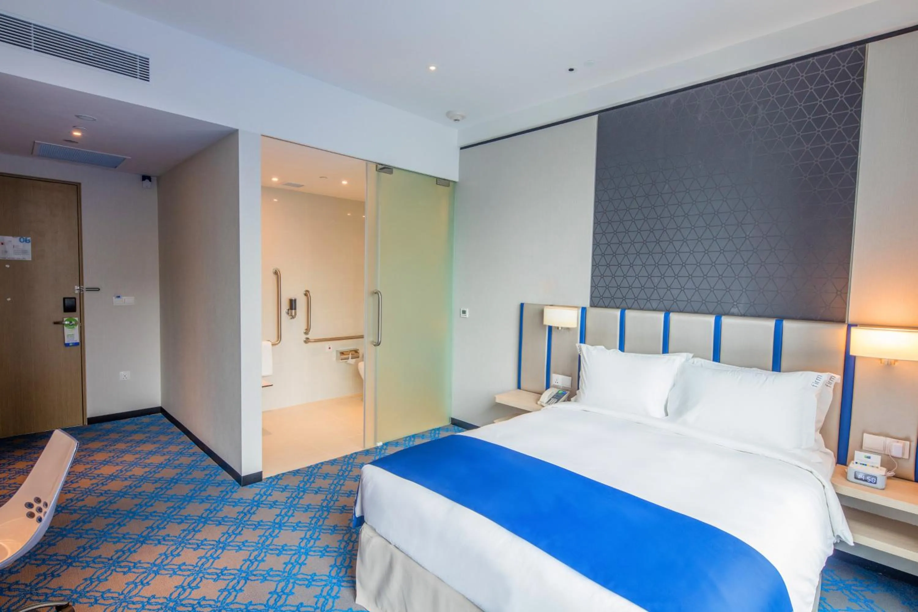 Photo of the whole room, Bed in Holiday Inn Express Singapore Katong by IHG