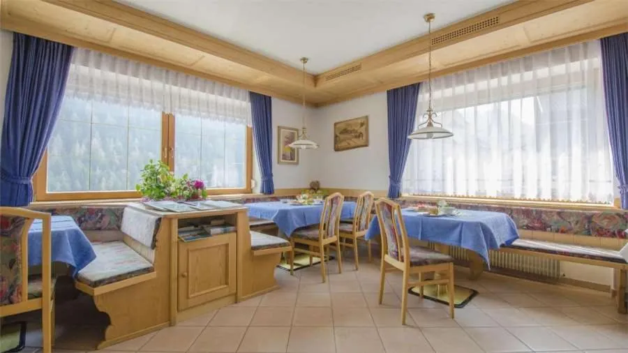 Buffet breakfast, Bed in Hotel Garni Ruscel