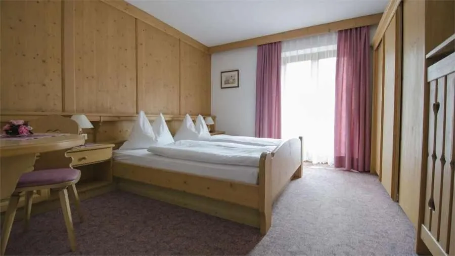 Shower, Bed in Hotel Garni Ruscel