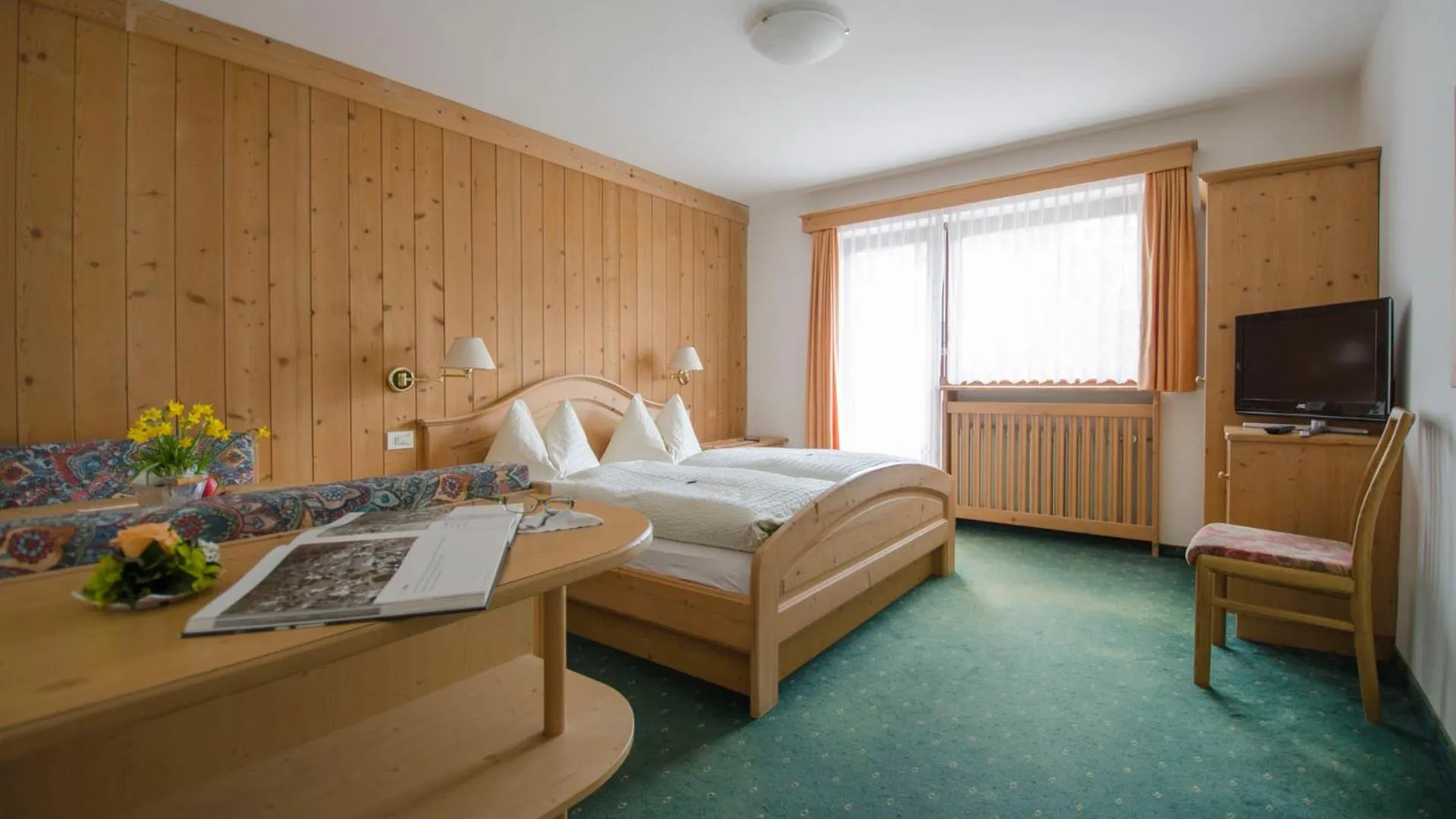 Shower, Bed in Hotel Garni Ruscel