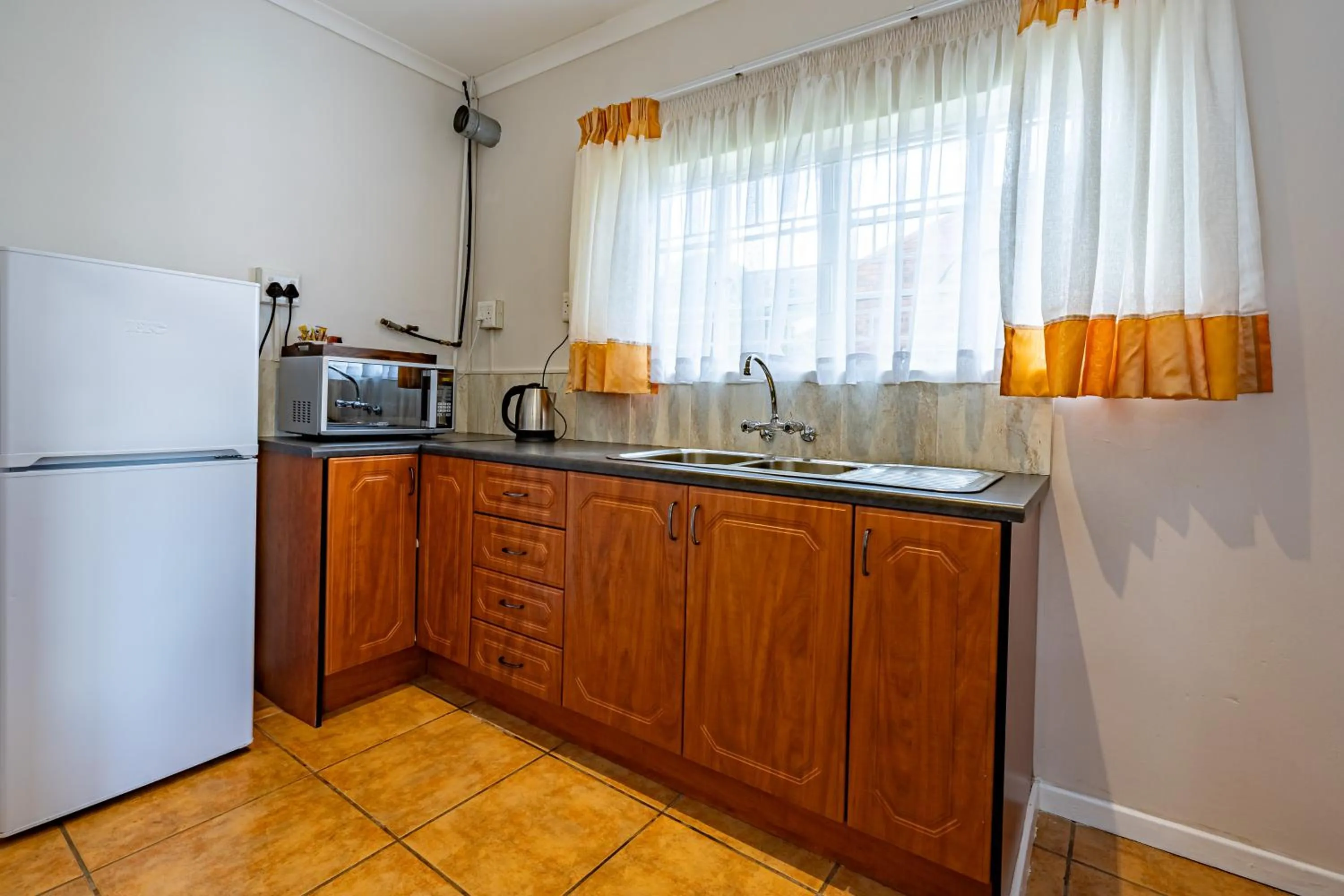 Communal kitchen in Botleng Guest House