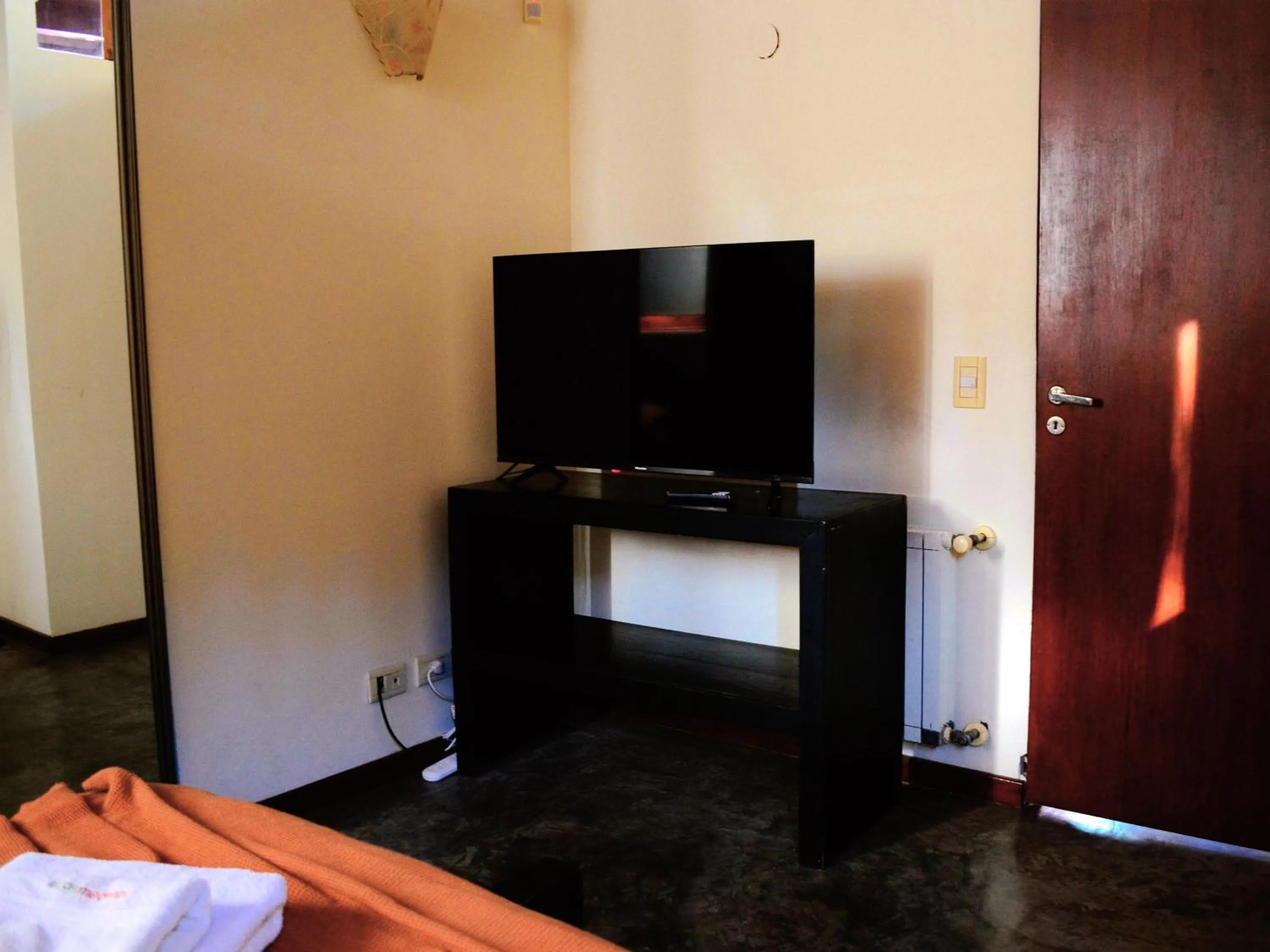 TV and multimedia, Bed in Altos Medanos Cabañas & Club de Bosque