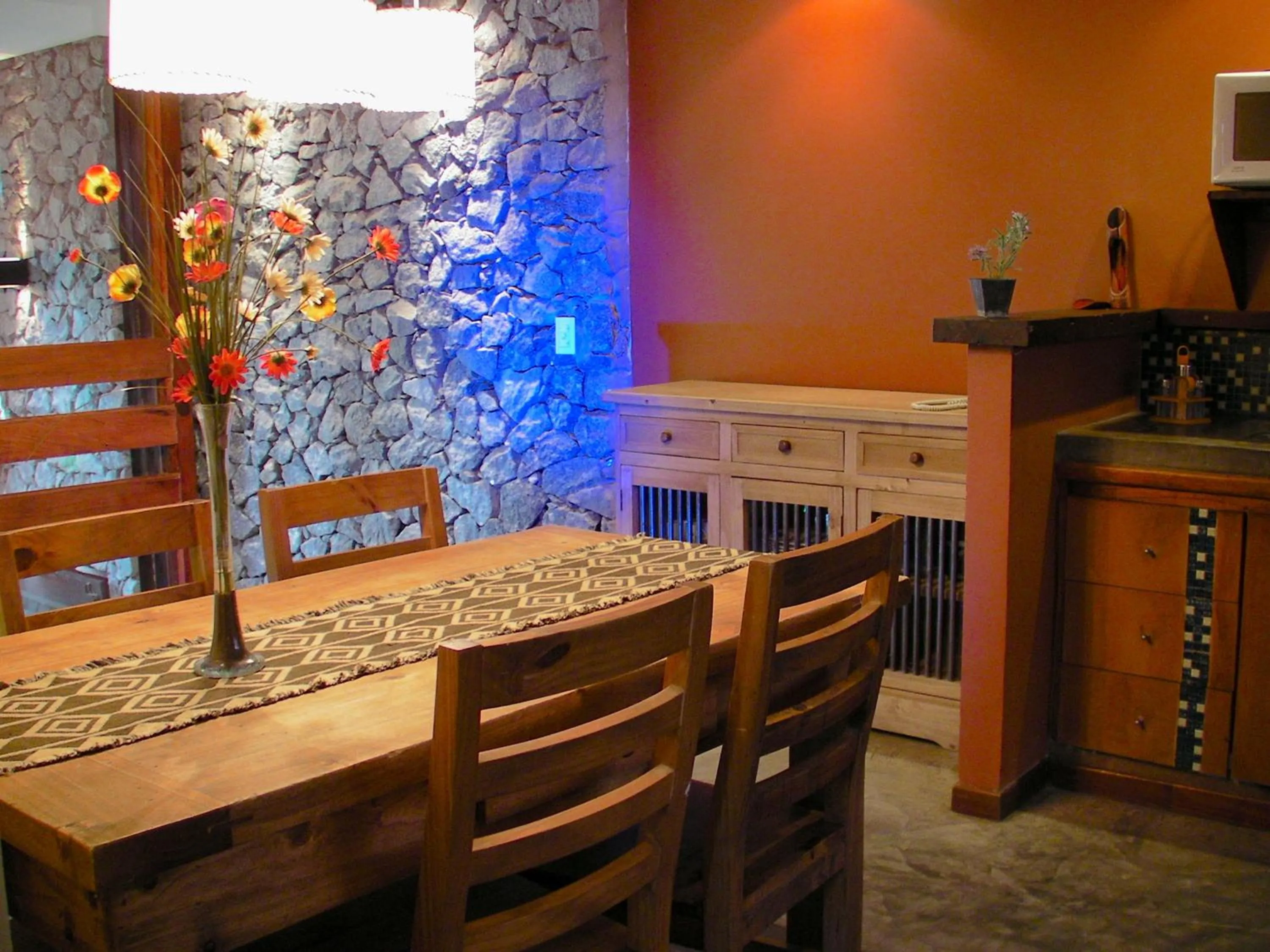 Kitchen or kitchenette in Altos Medanos Cabañas & Club de Bosque