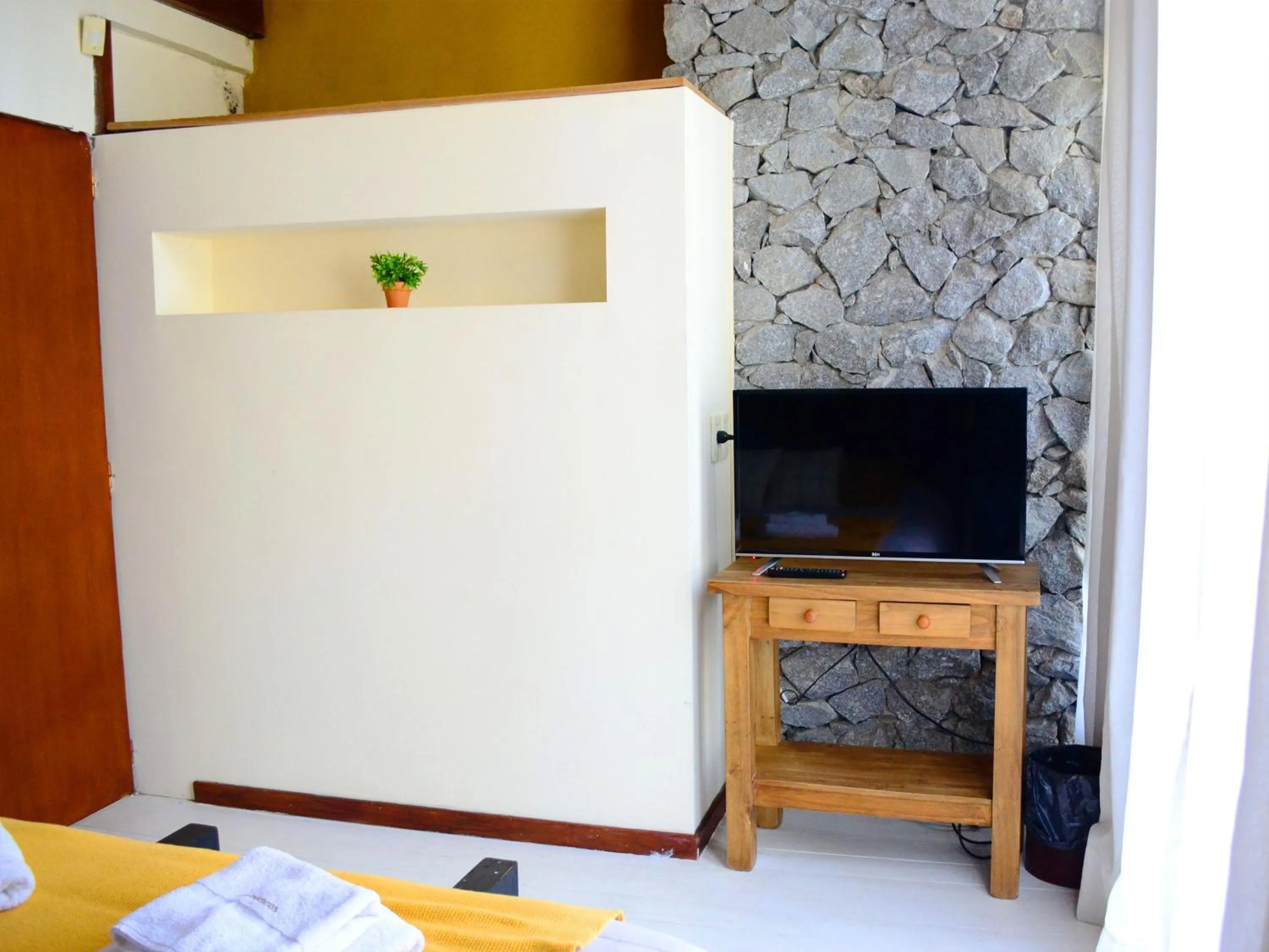 TV and multimedia, Bed in Altos Medanos Cabañas & Club de Bosque