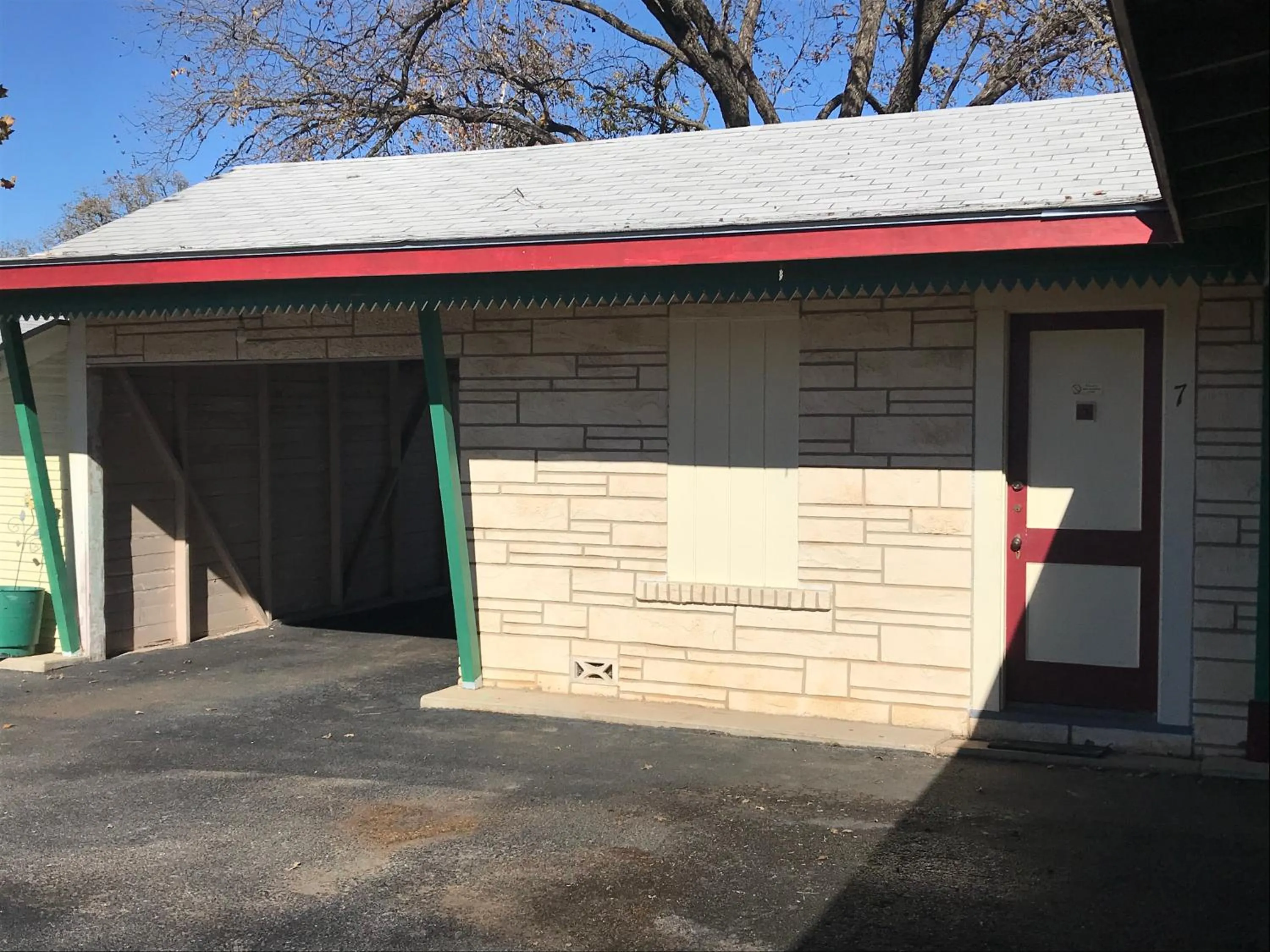 Facade/entrance in Hotel Kitsmiller on Main