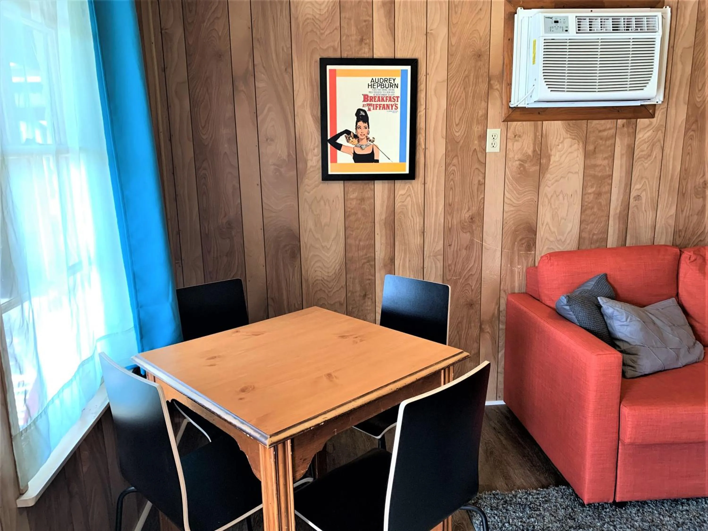 Living room in Hotel Kitsmiller on Main