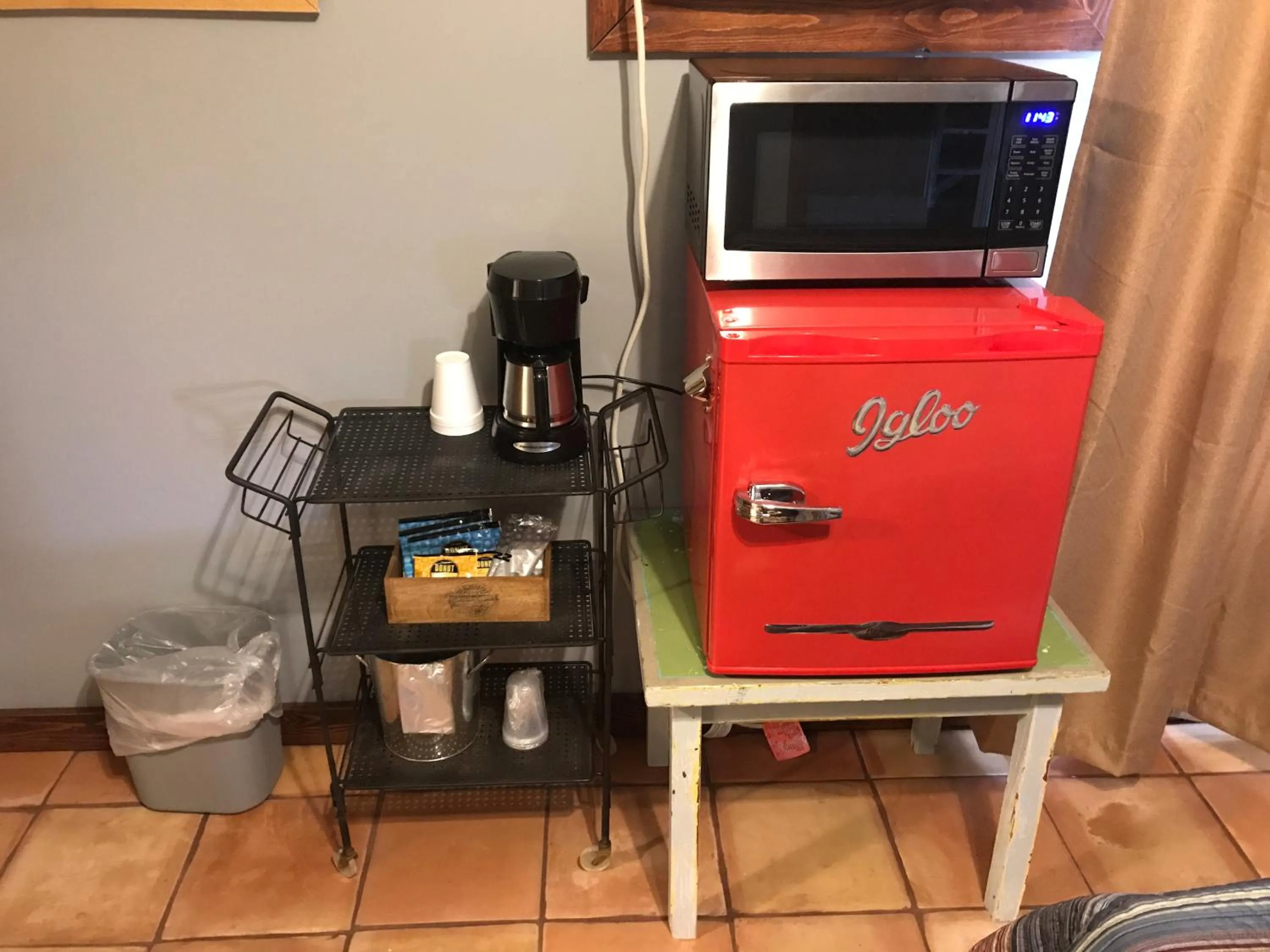 Coffee/tea facilities in Hotel Kitsmiller on Main
