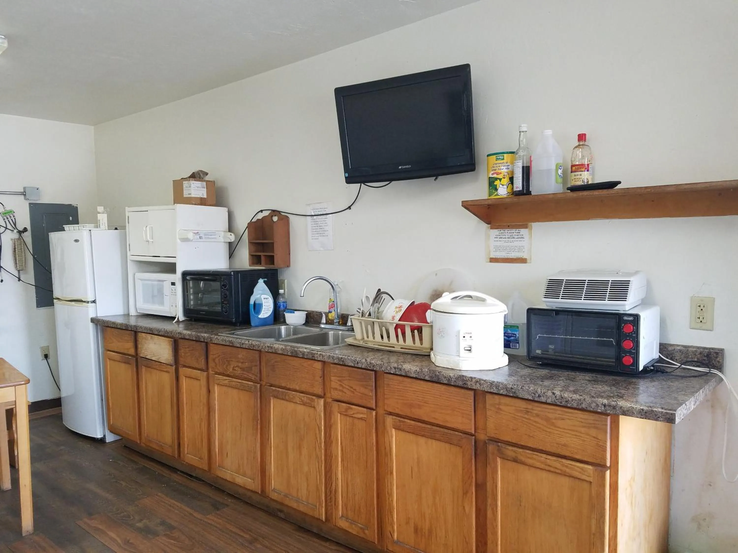 Food and drinks in Tarragon Motel