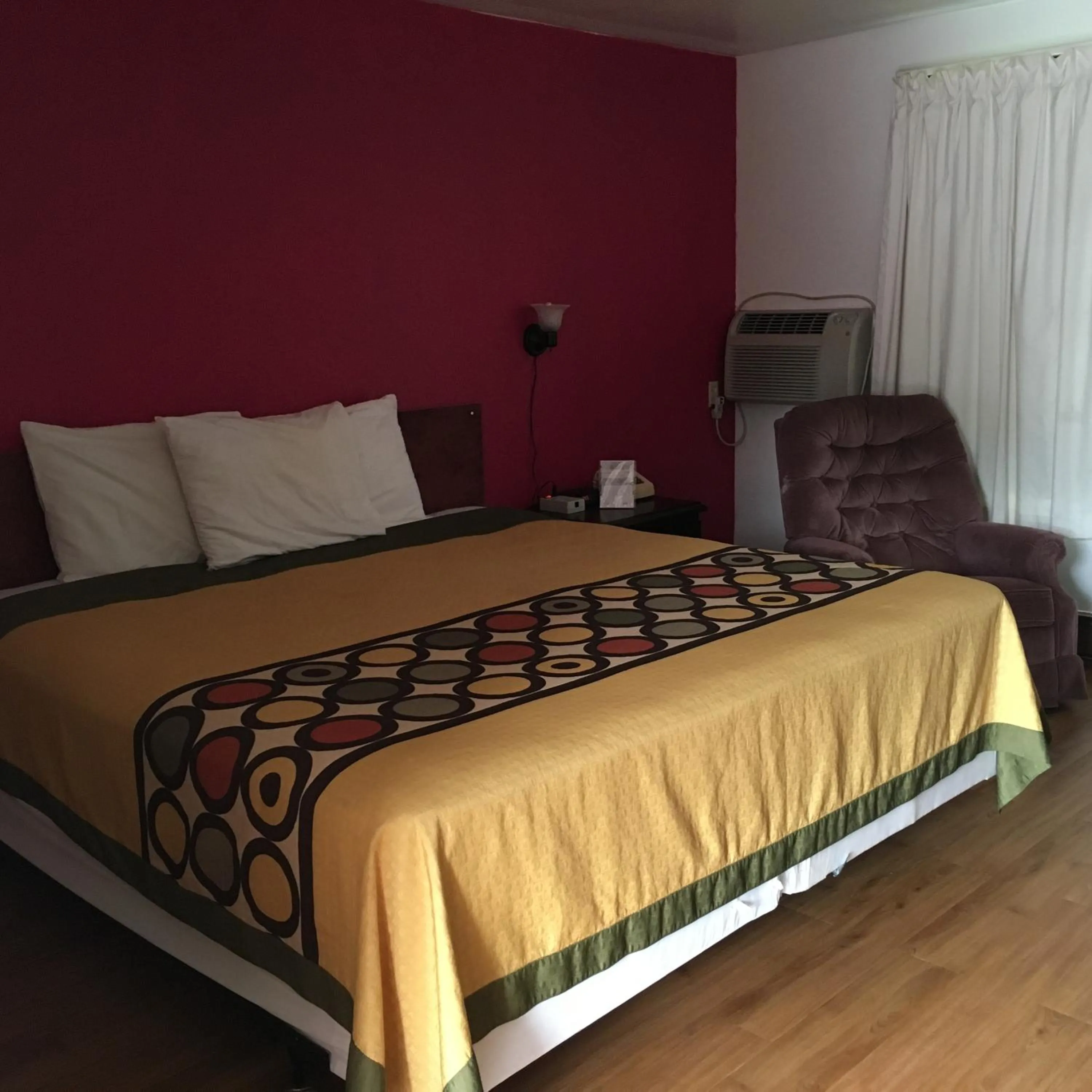 Bedroom, Bed in Tarragon Motel