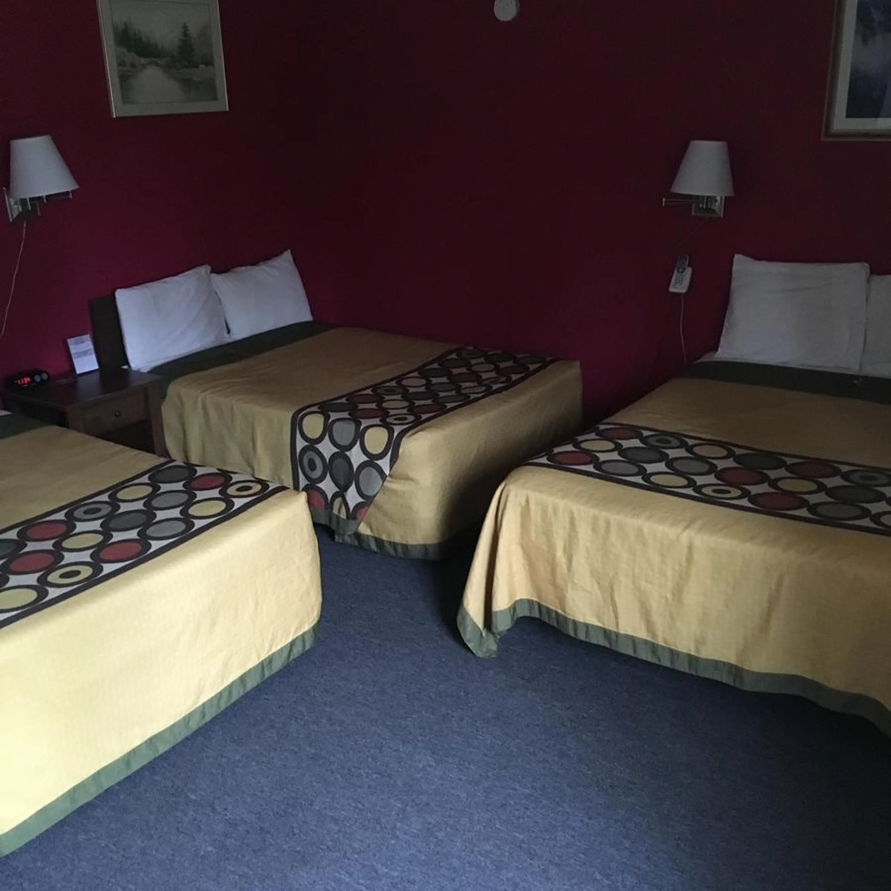 Bedroom, Bed in Tarragon Motel