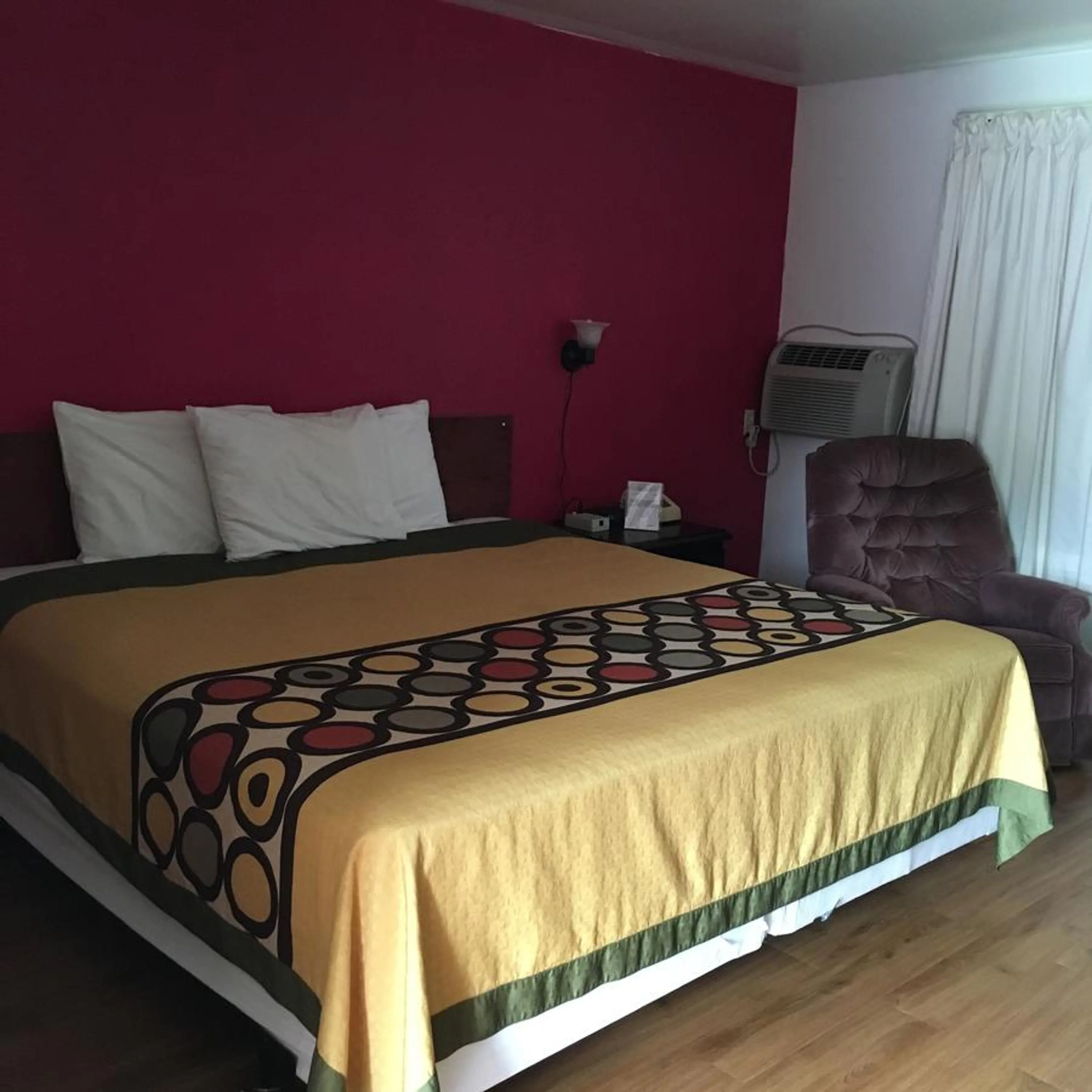 Bedroom, Bed in Tarragon Motel